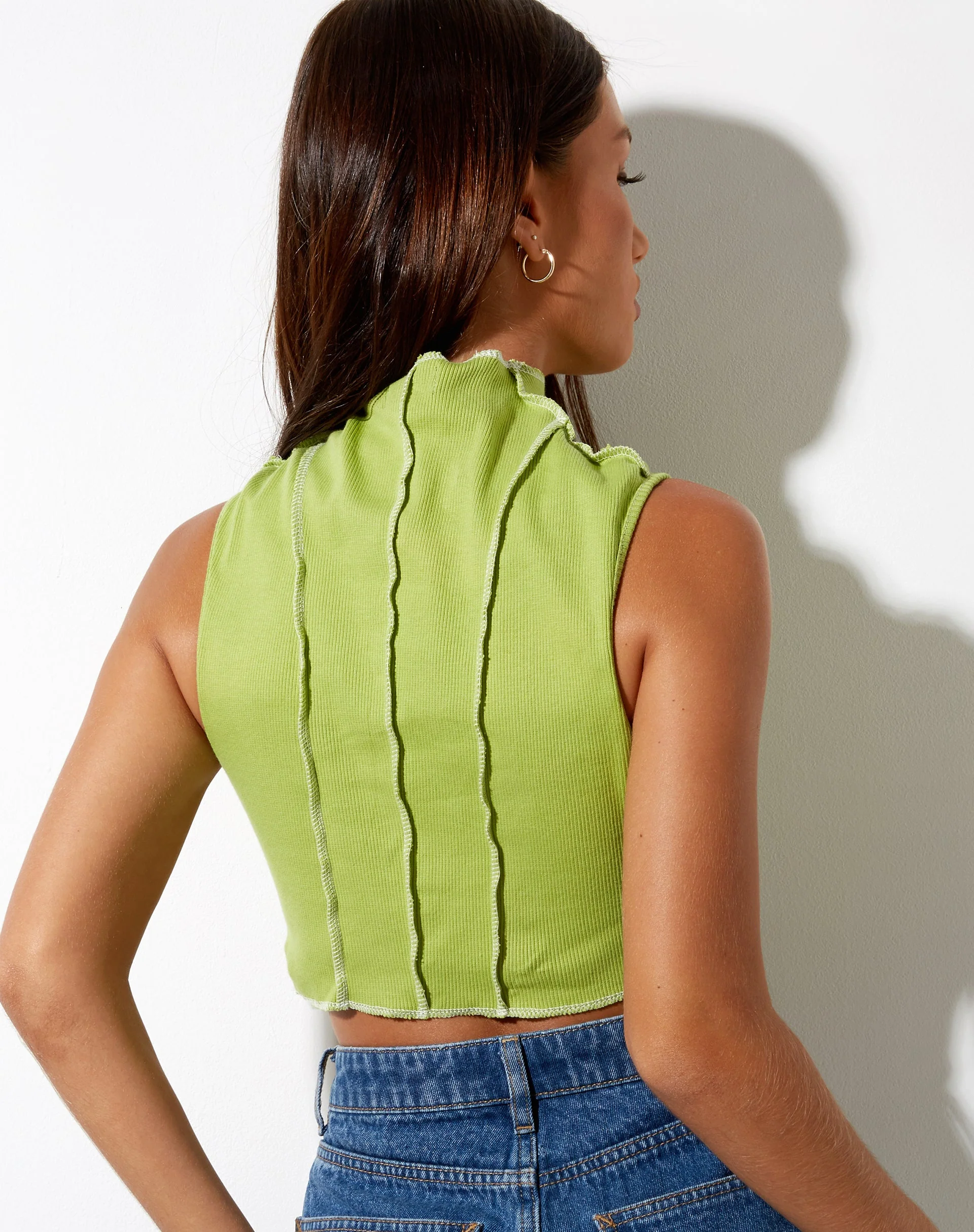 Ivy Vest Top in Rib Leaf Green mit elfenbeinfarbenen Nähten - Image 3