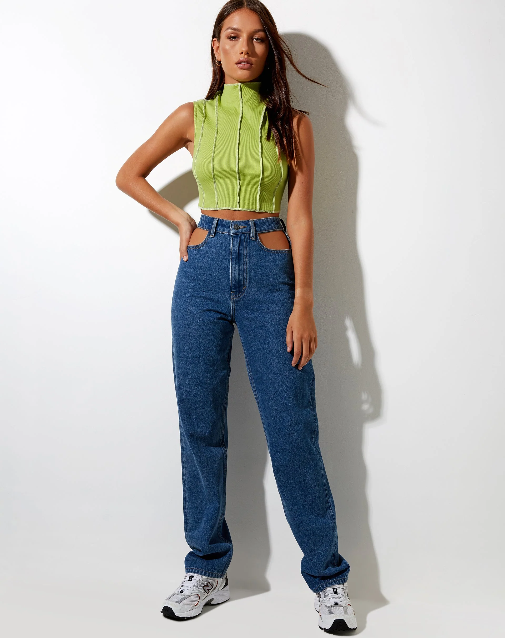 Ivy Vest Top in Rib Leaf Green mit elfenbeinfarbenen Nähten - Image 4