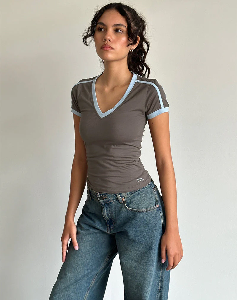 Izolde Baby Tee in Cloudburst mit Nantucket Blue Binding und M-Stickerei - Image 2