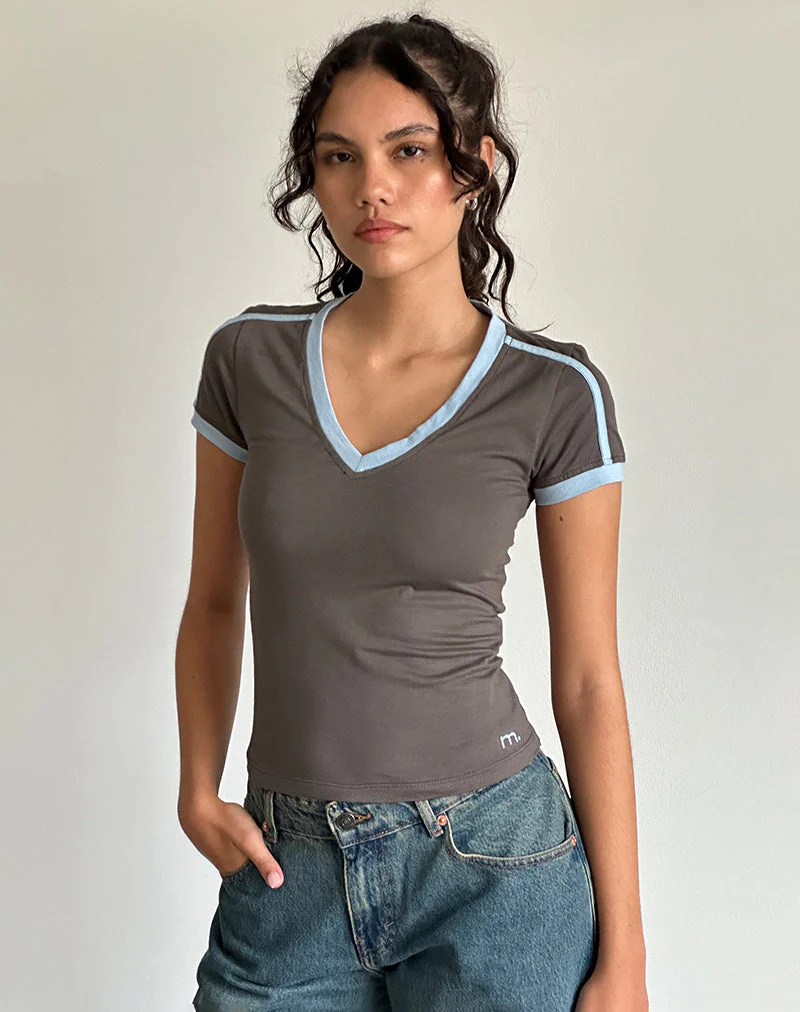 Izolde Baby Tee in Cloudburst mit Nantucket Blue Binding und M-Stickerei - Image 3
