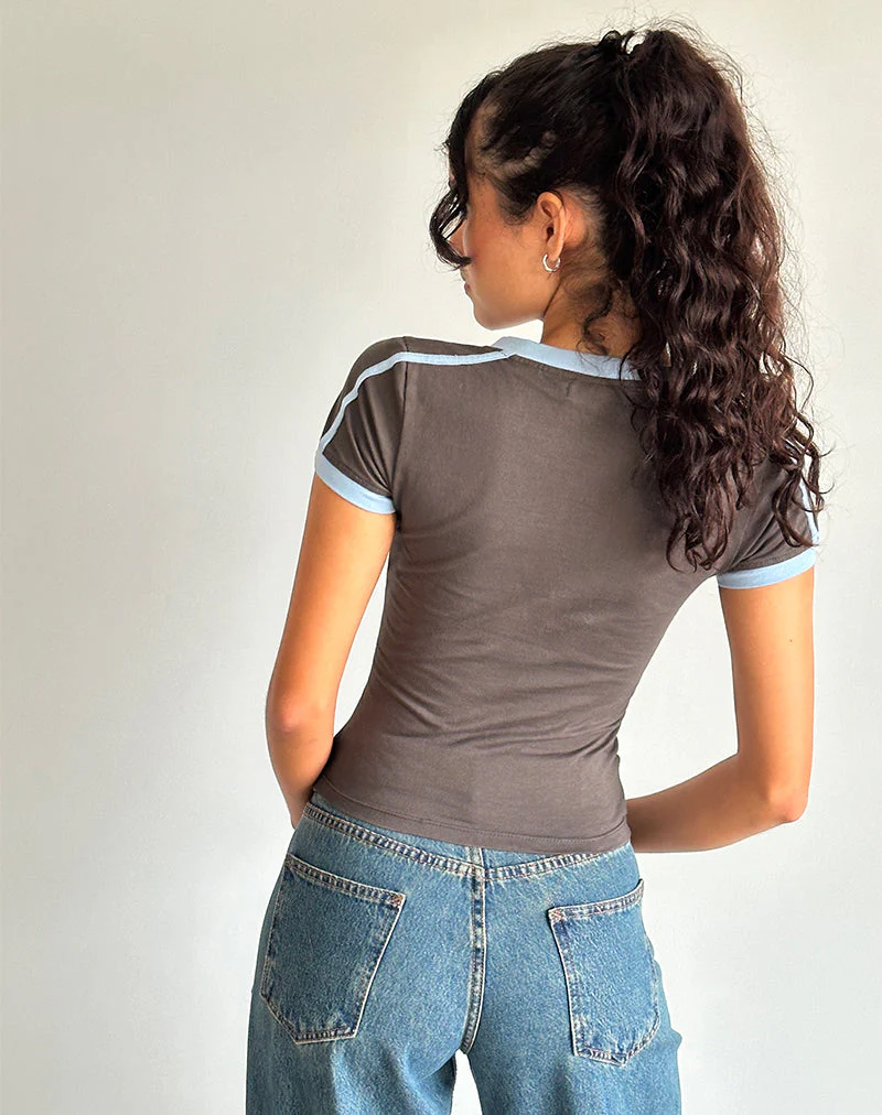 Izolde Baby Tee in Cloudburst mit Nantucket Blue Binding und M-Stickerei - Image 4