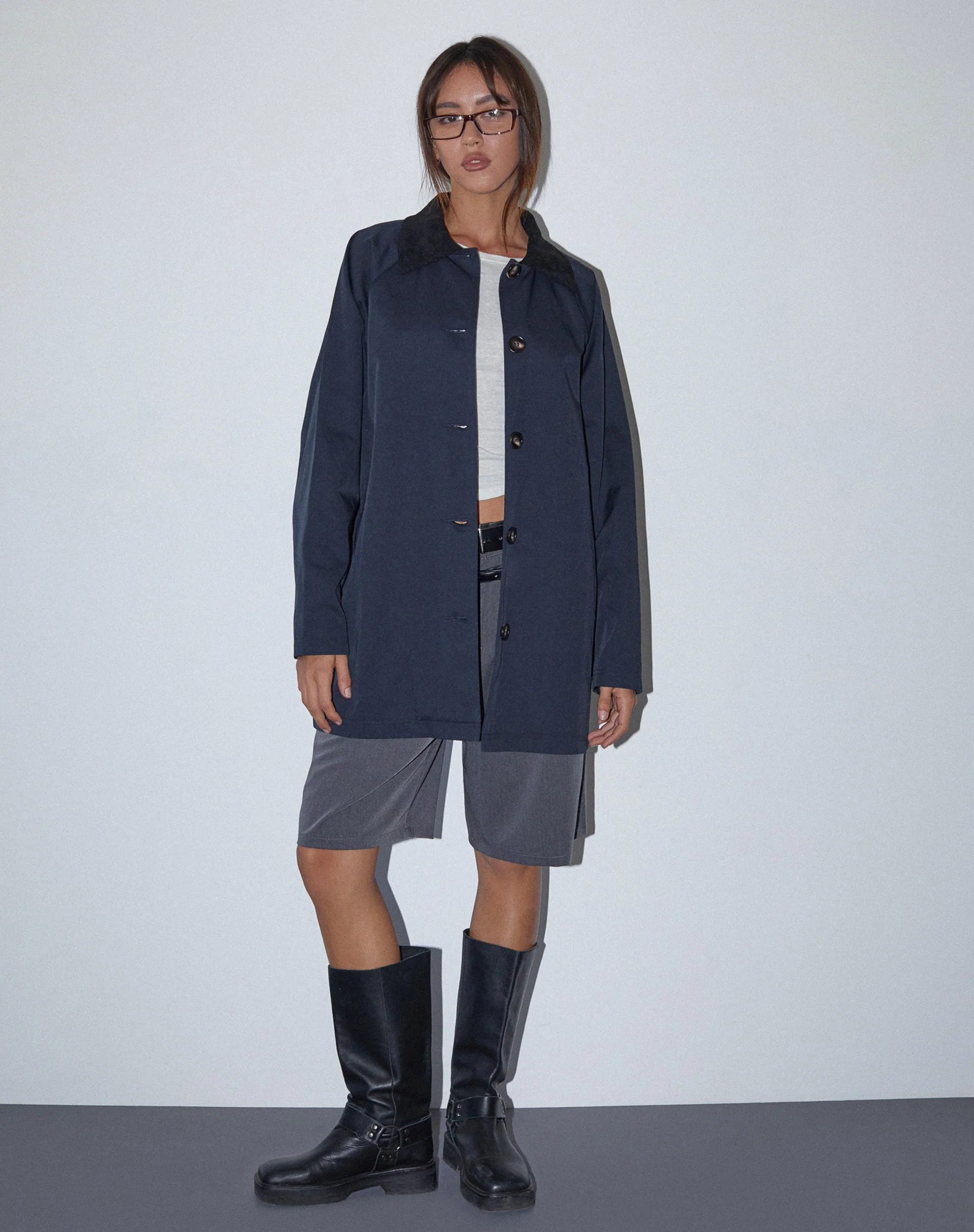 Izora Kurzer Trenchcoat in Marineblau - Image 2