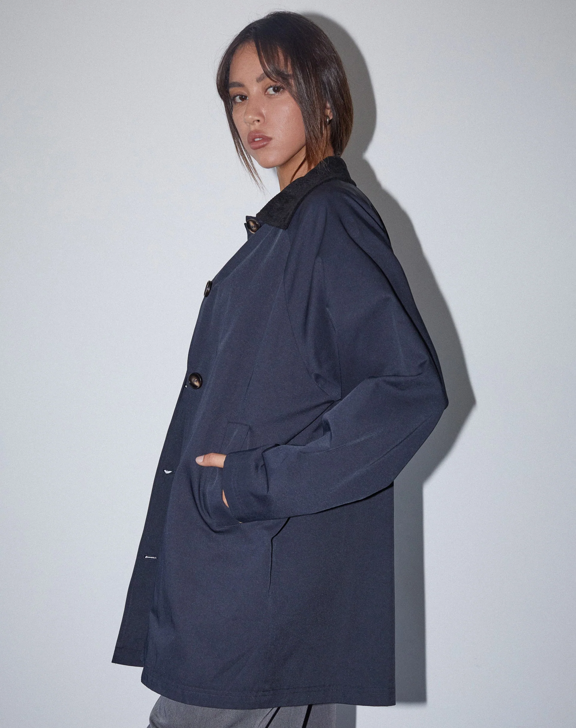 Izora Kurzer Trenchcoat in Marineblau - Image 4