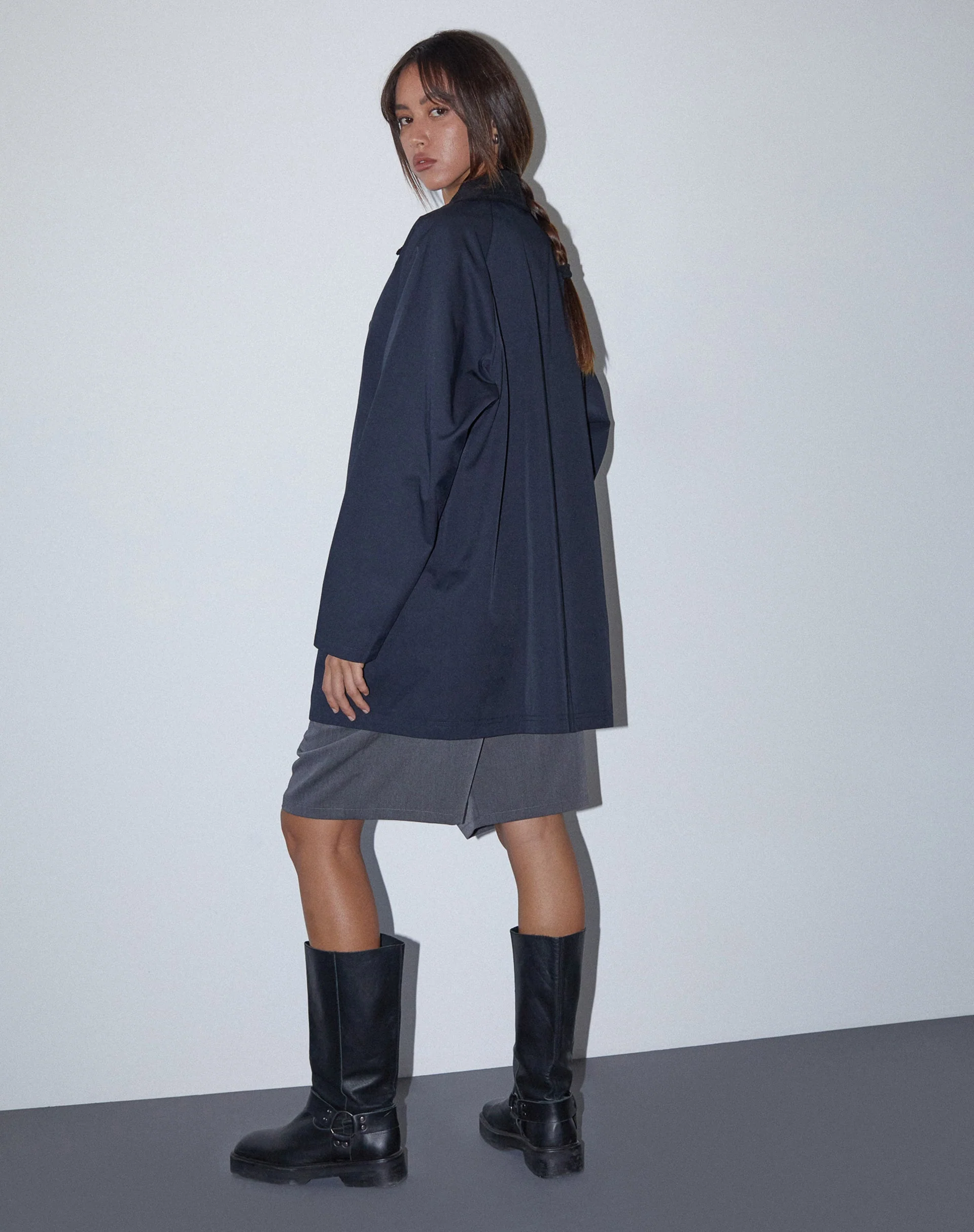 Izora Kurzer Trenchcoat in Marineblau - Image 5