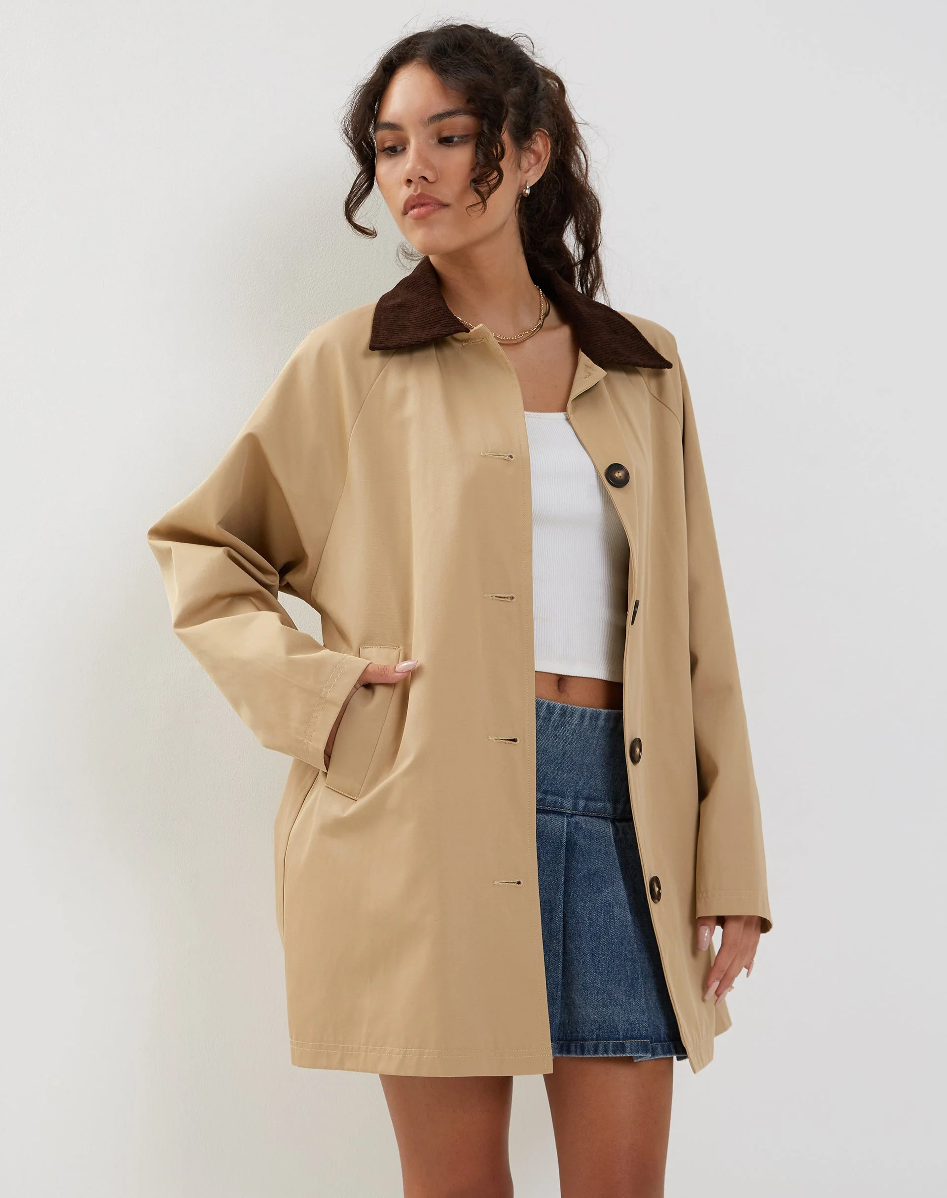 Izora Kurzer Trenchcoat in Tan - Image 3