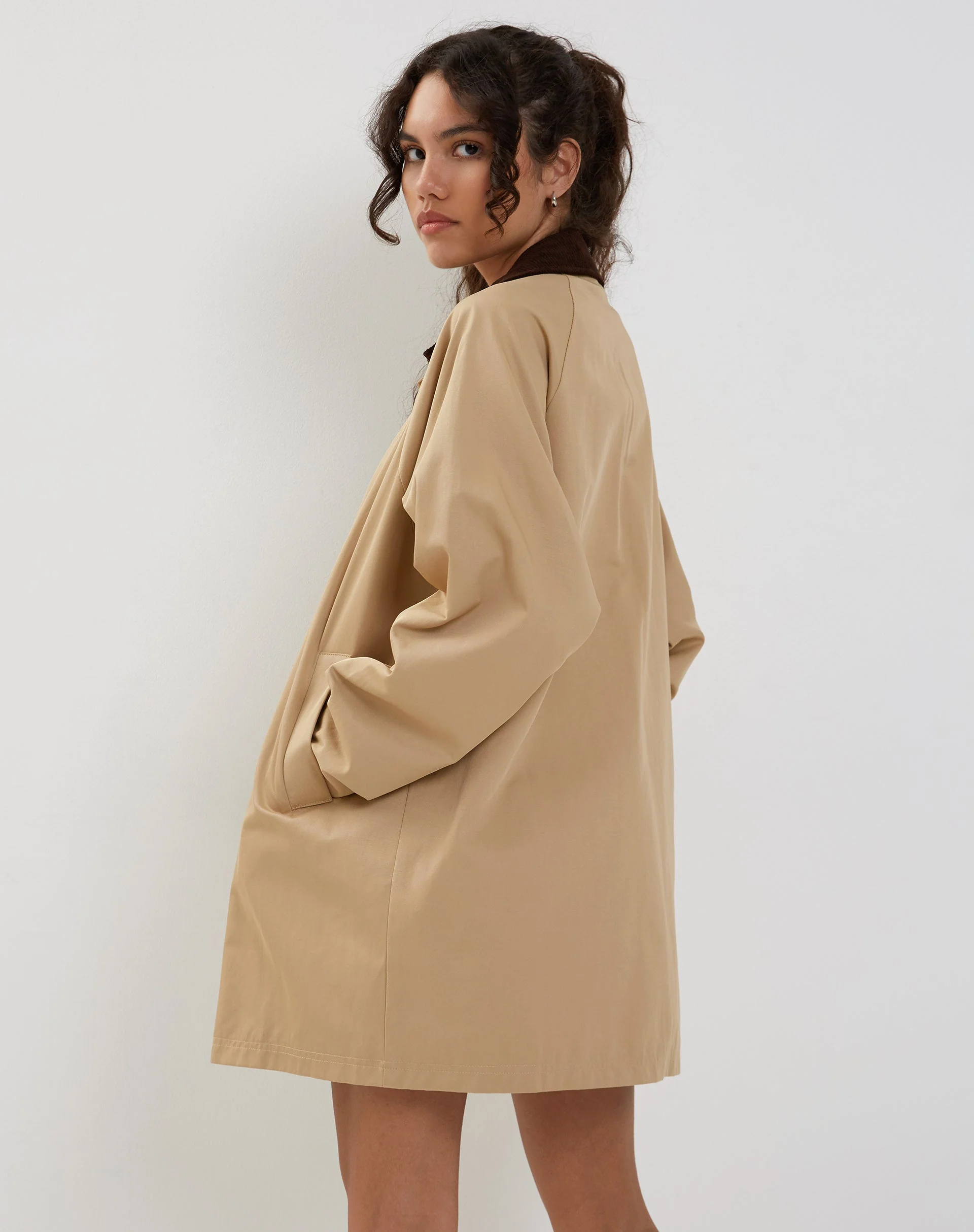 Izora Kurzer Trenchcoat in Tan - Image 4
