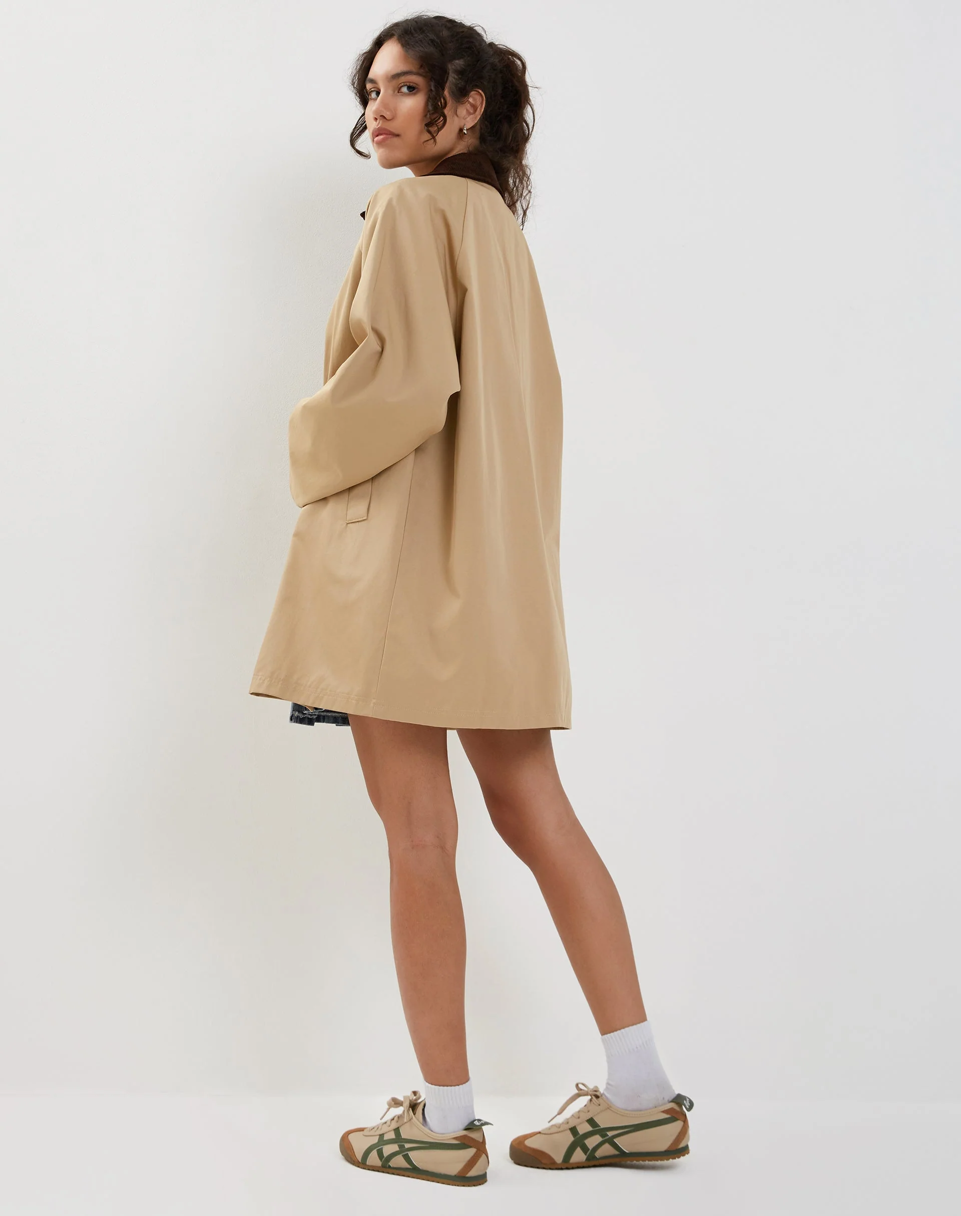 Izora Kurzer Trenchcoat in Tan - Image 5