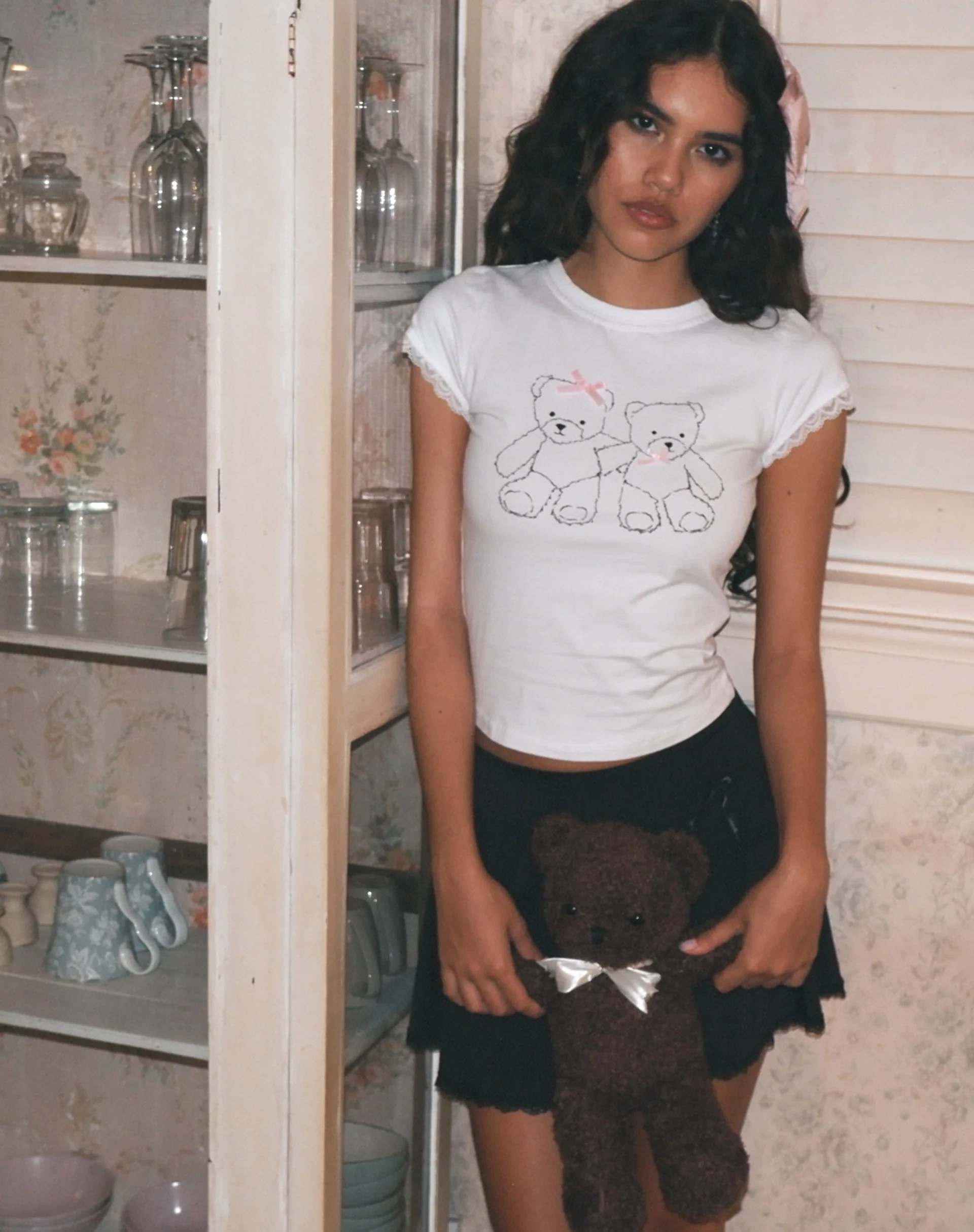 Izzy Baby Tee mit Spitzenbesatz und weißem Teddy-Motiv - Image 2
