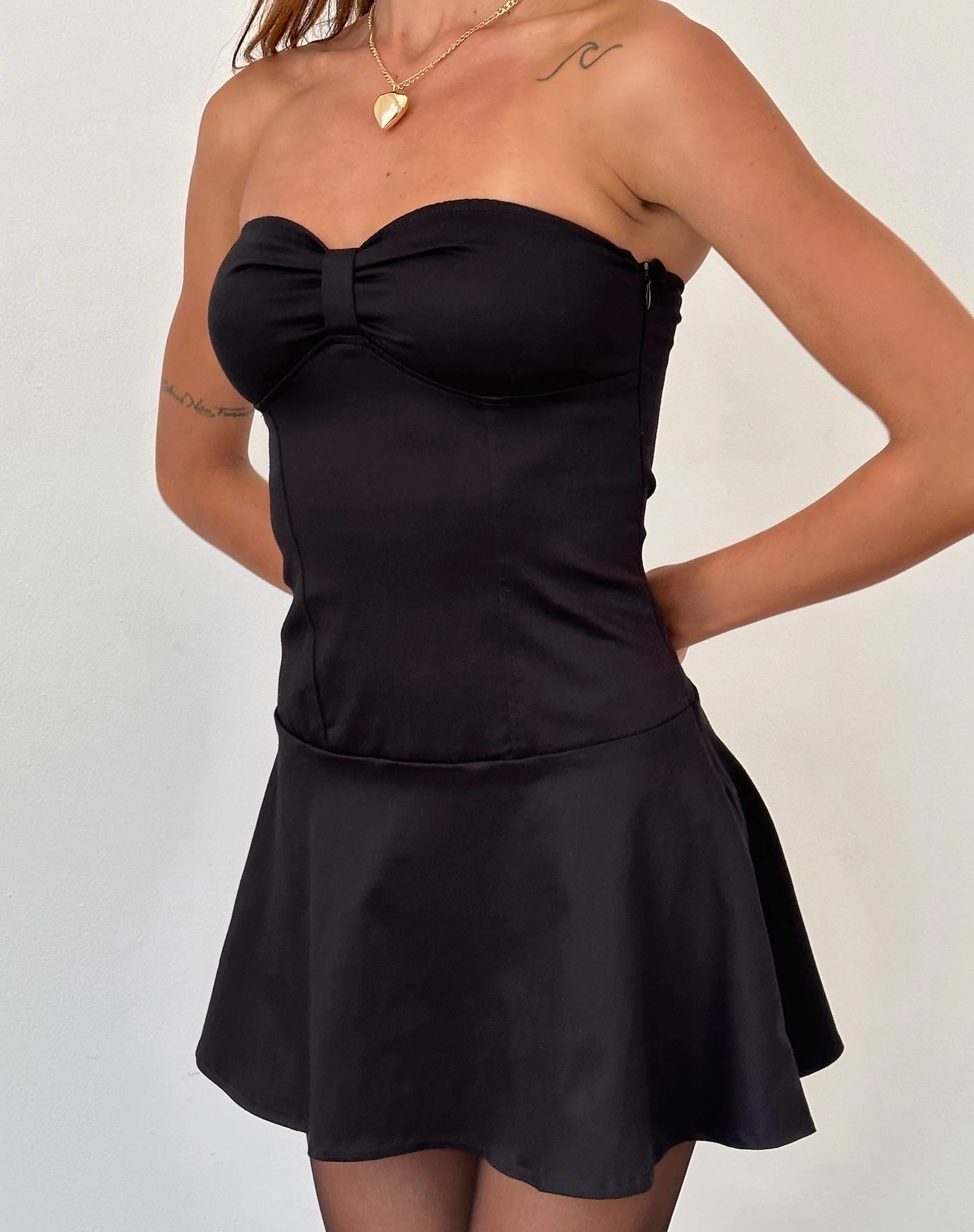 Javas Bandeau-Minikleid aus schwarzem Satin - Image 5