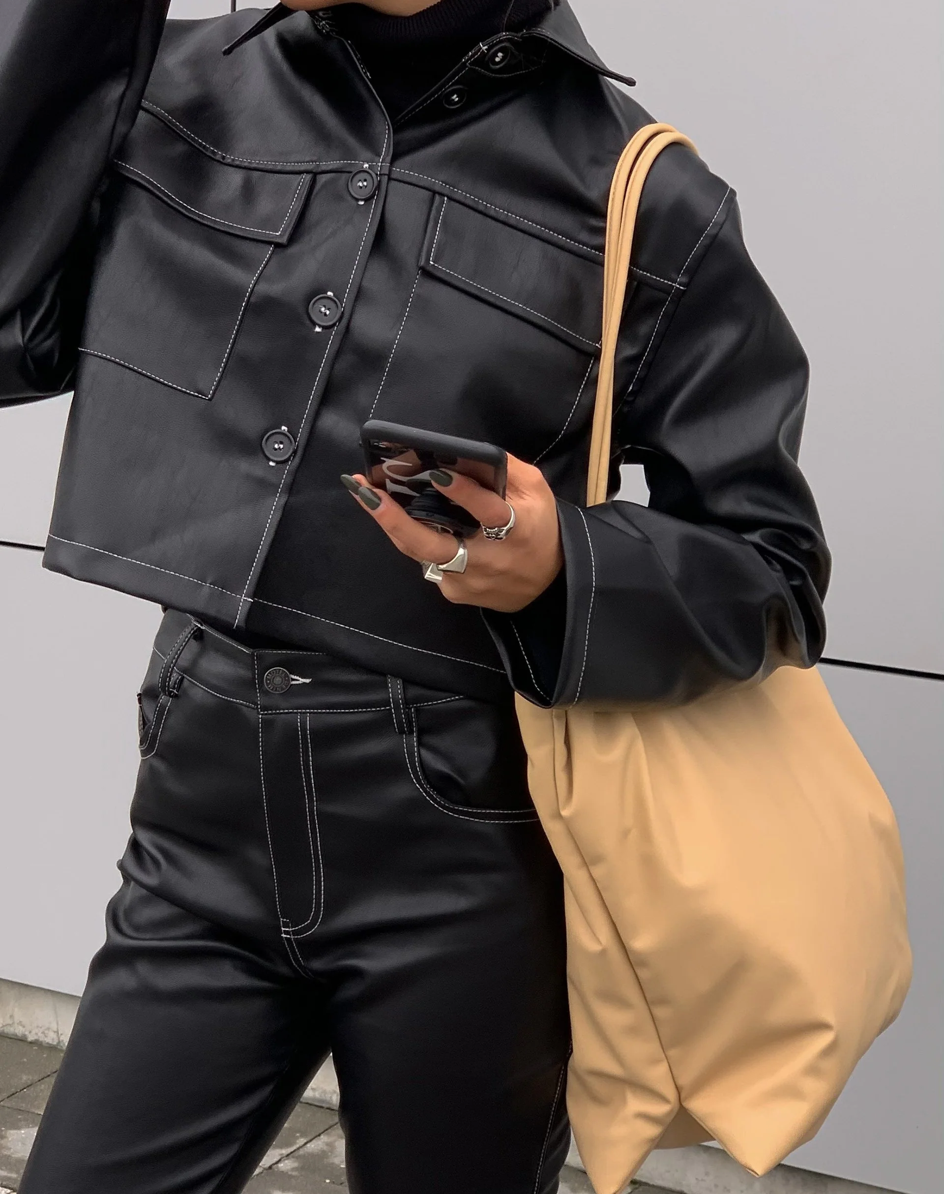 Jayla Shirt in PU Schwarz mit weißer Naht