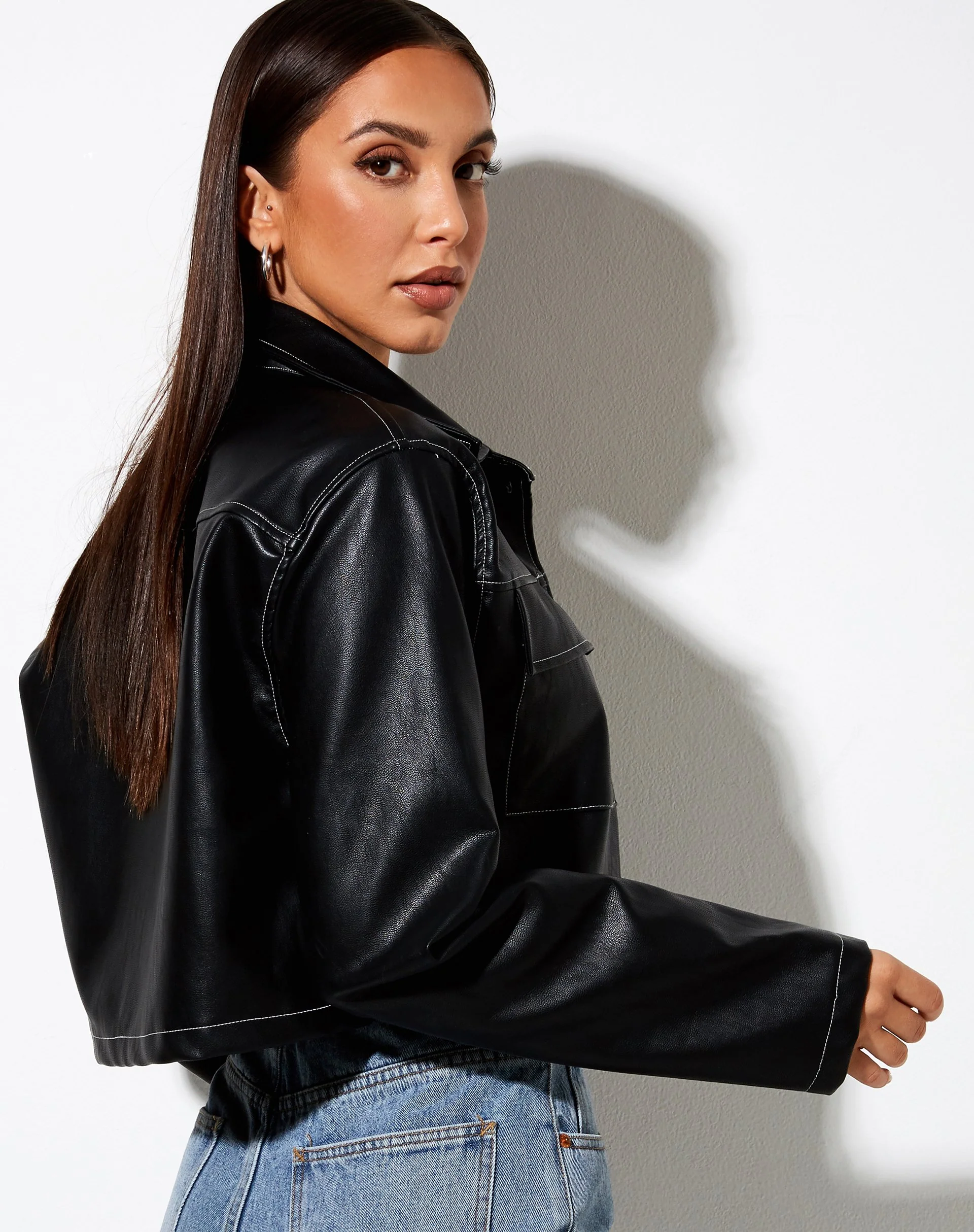 Jayla Shirt in PU Schwarz mit weißer Naht - Image 6