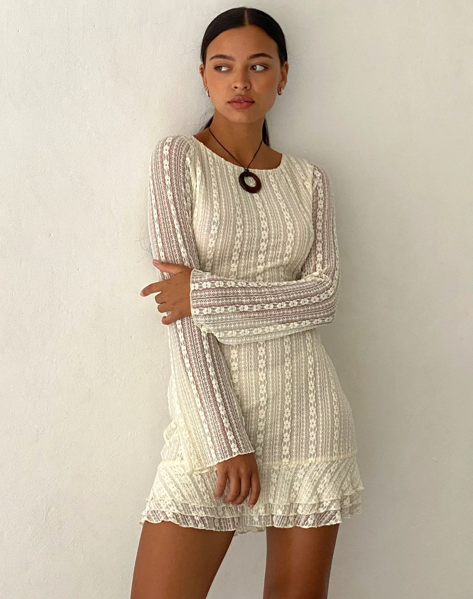 Jeilani Minikleid aus Spitze mit offenem Rücken in Creme - Image 2