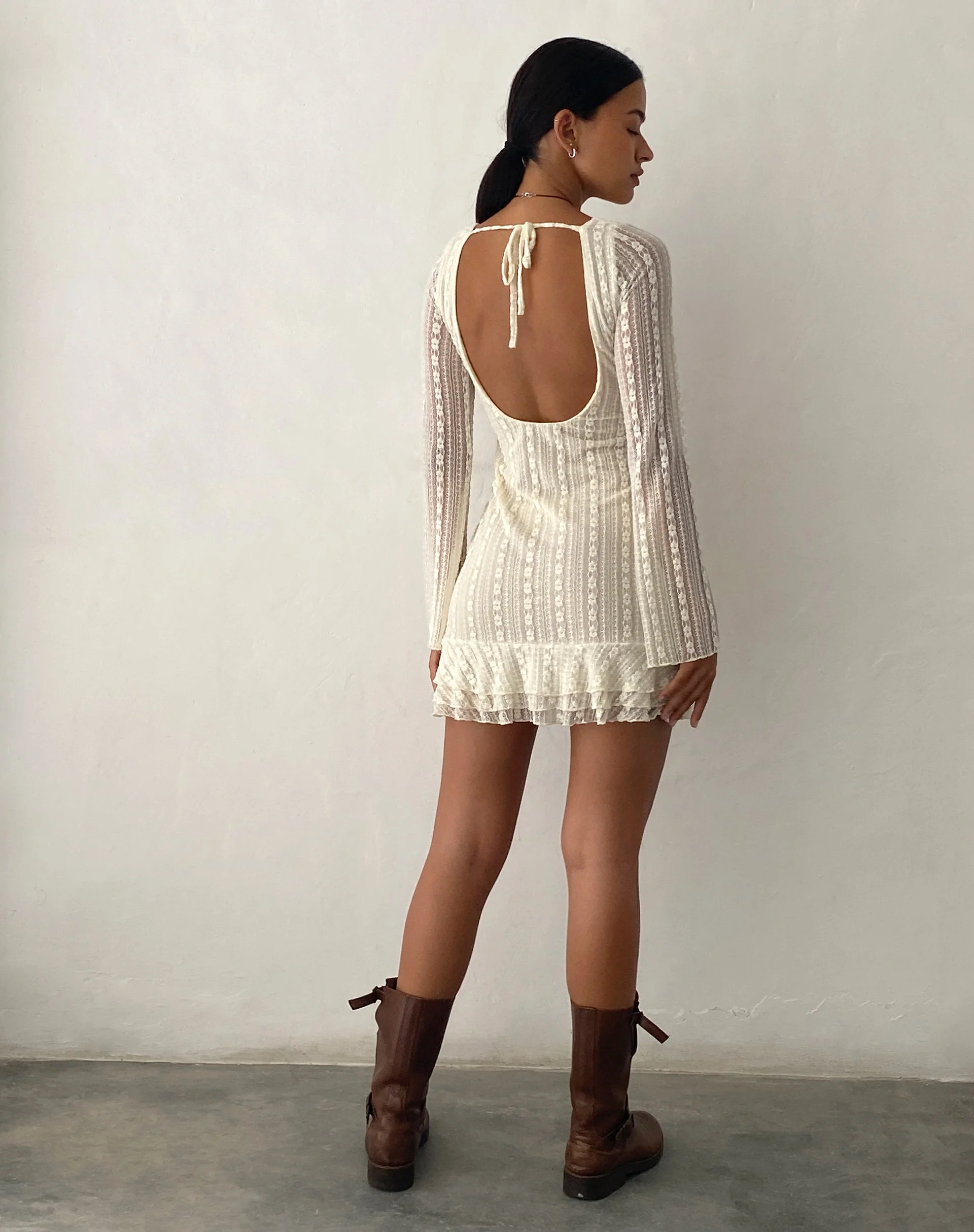 Jeilani Minikleid aus Spitze mit offenem Rücken in Creme - Image 4