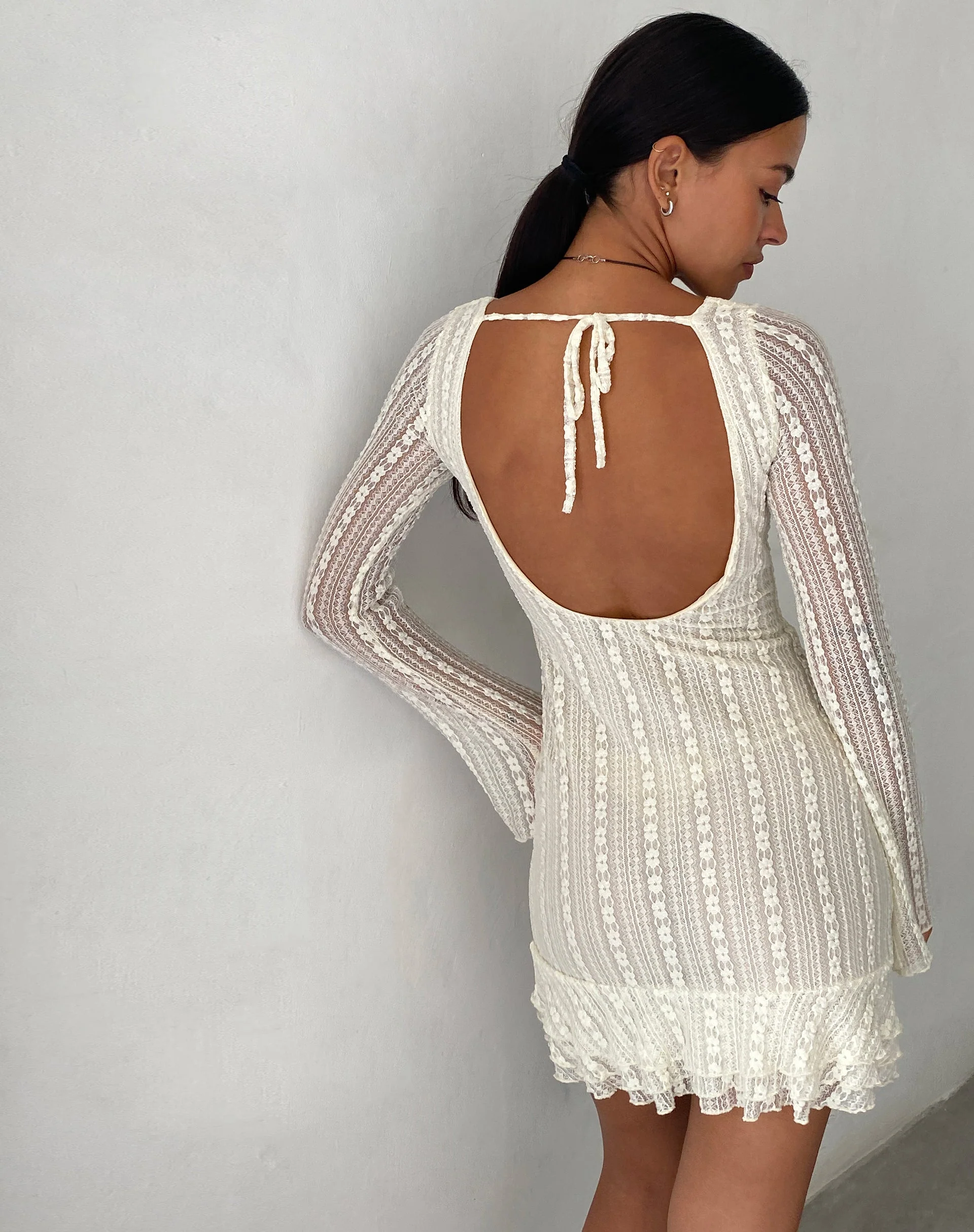 Jeilani Minikleid aus Spitze mit offenem Rücken in Creme - Image 5