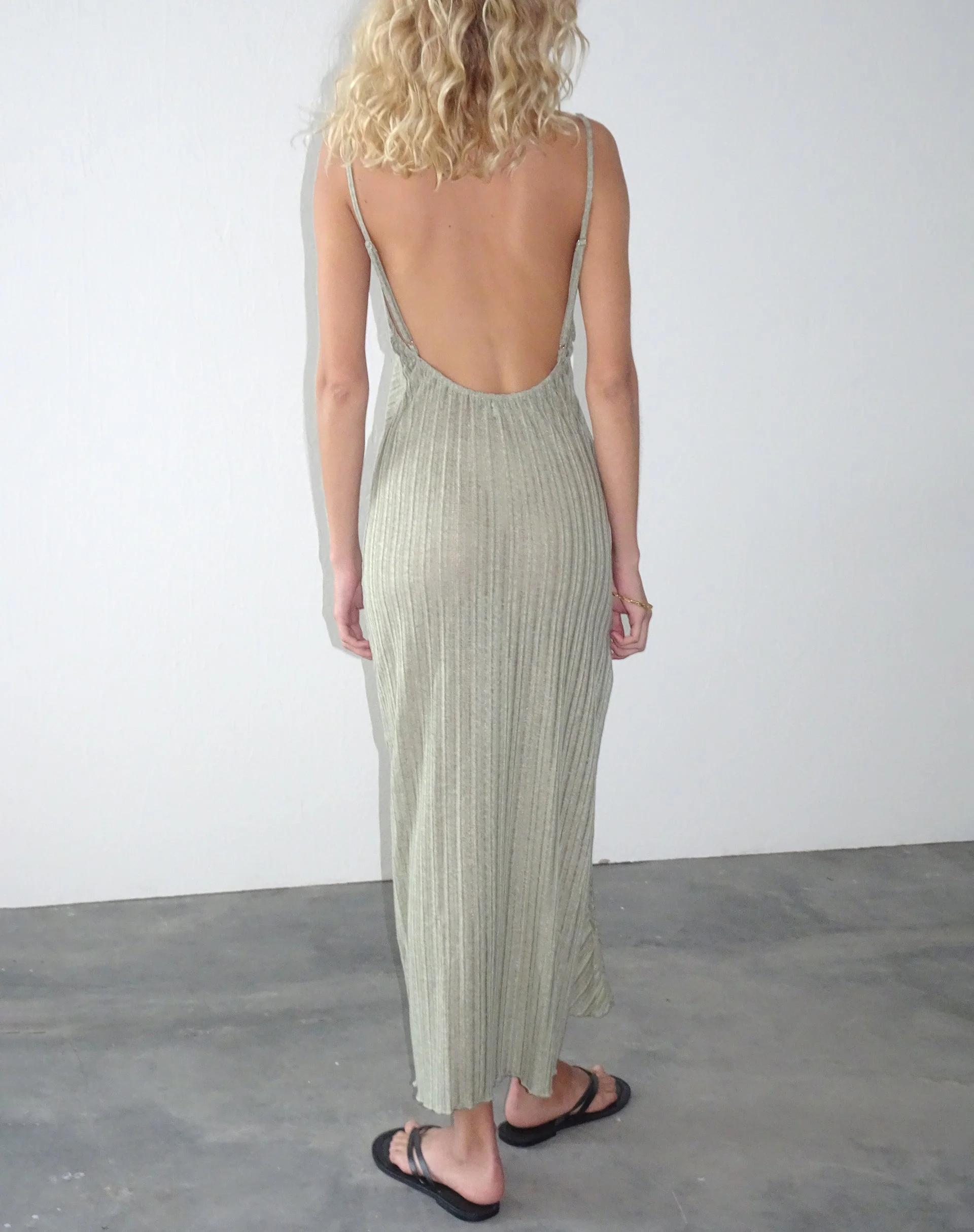 Jenaya Gestricktes Midikleid in Salbei - Image 4