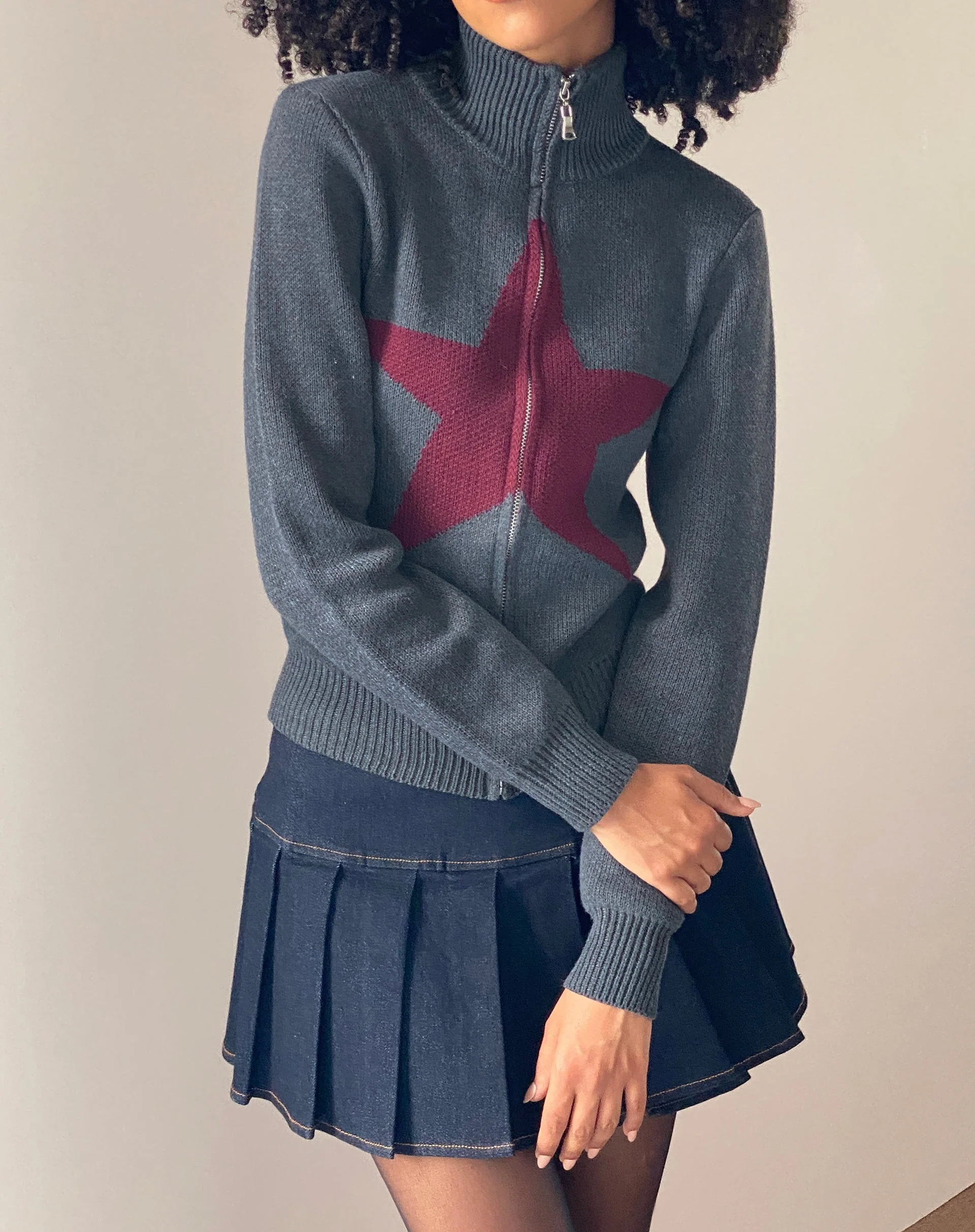 Jimena Strickjacke mit Reißverschluss in Grau mit burgunderfarbenem Sternmotiv - Image 2