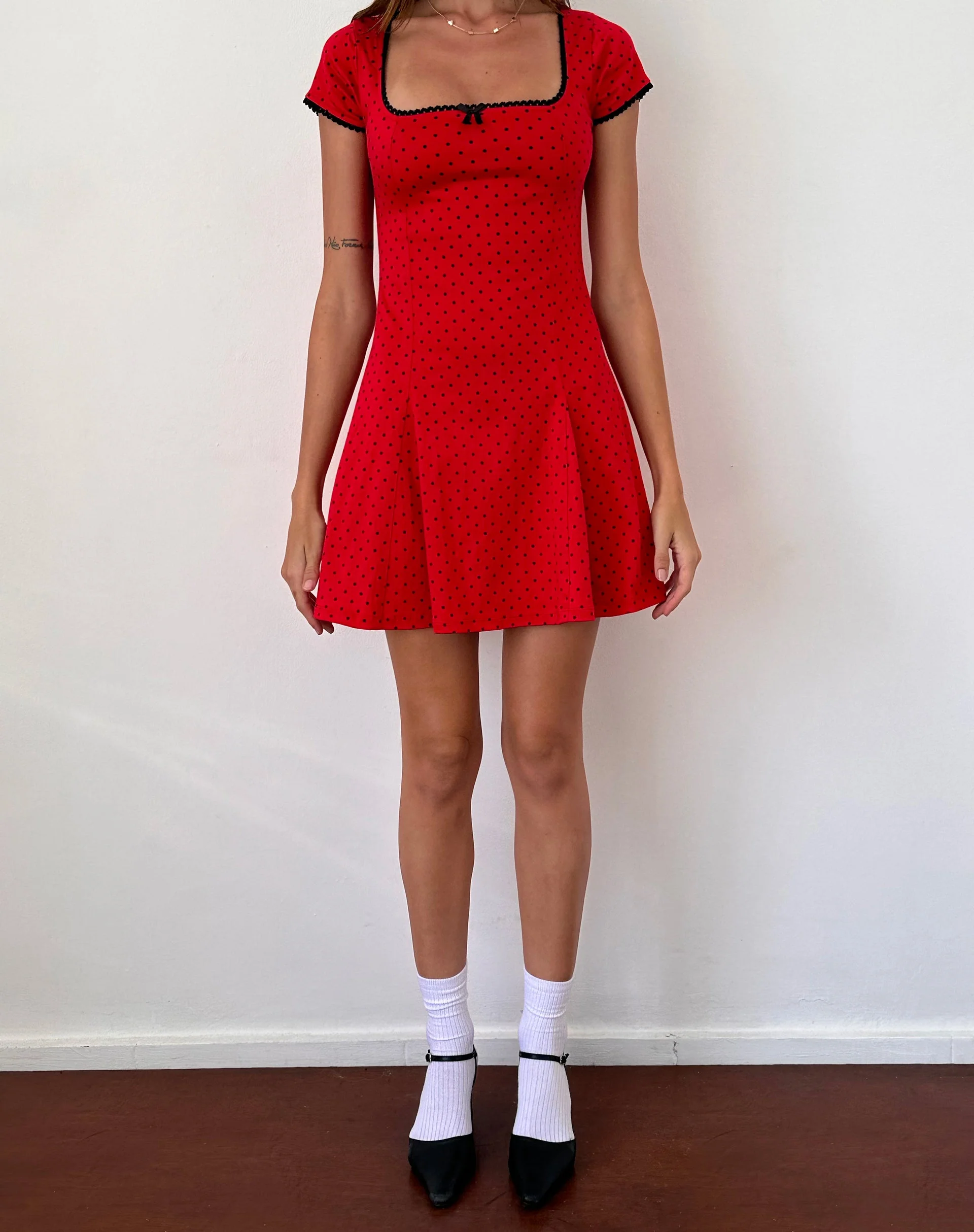 Jinae Minikleid mit Faltenwurf aus rotem Polka-Satin - Image 2