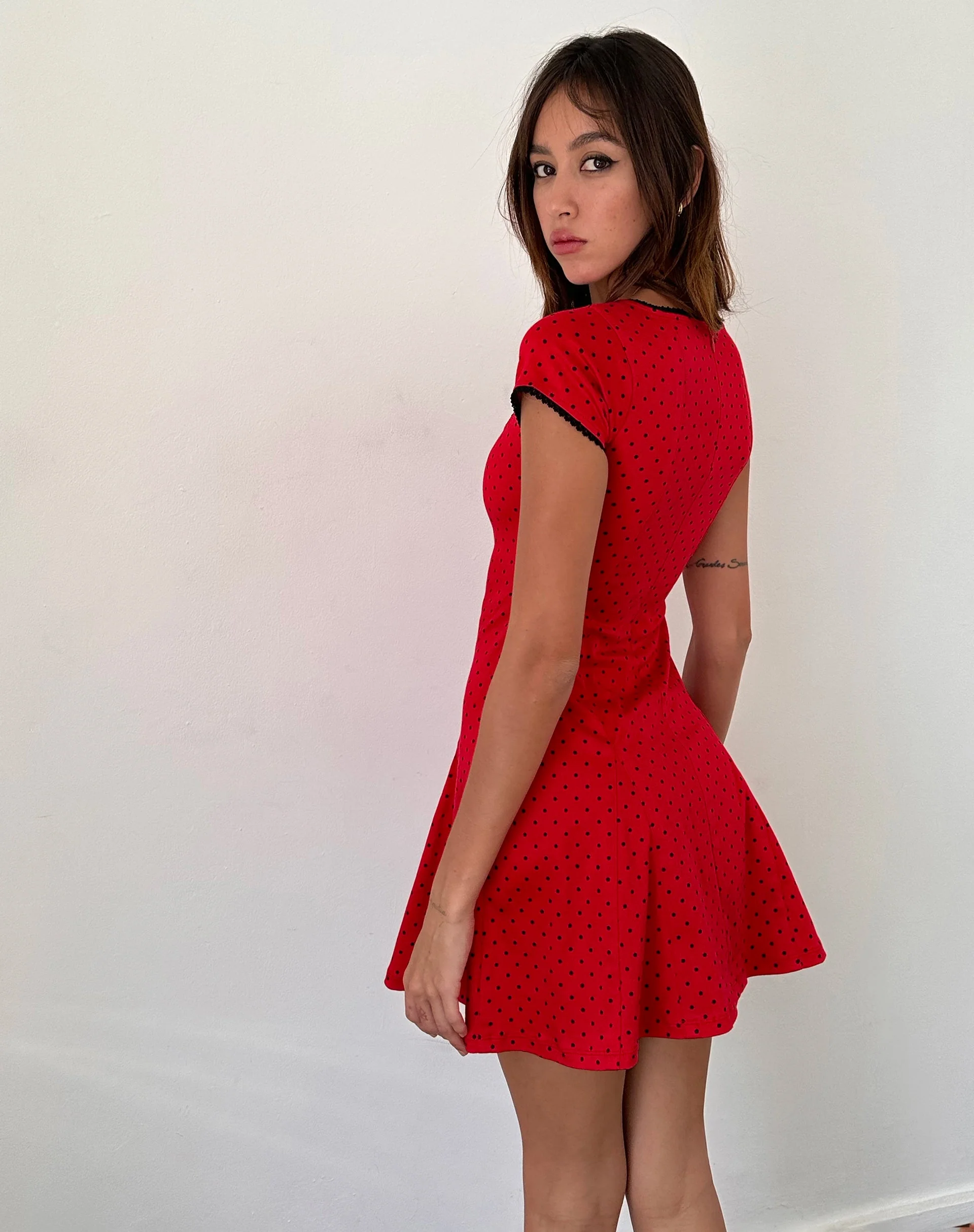 Jinae Minikleid mit Faltenwurf aus rotem Polka-Satin - Image 5