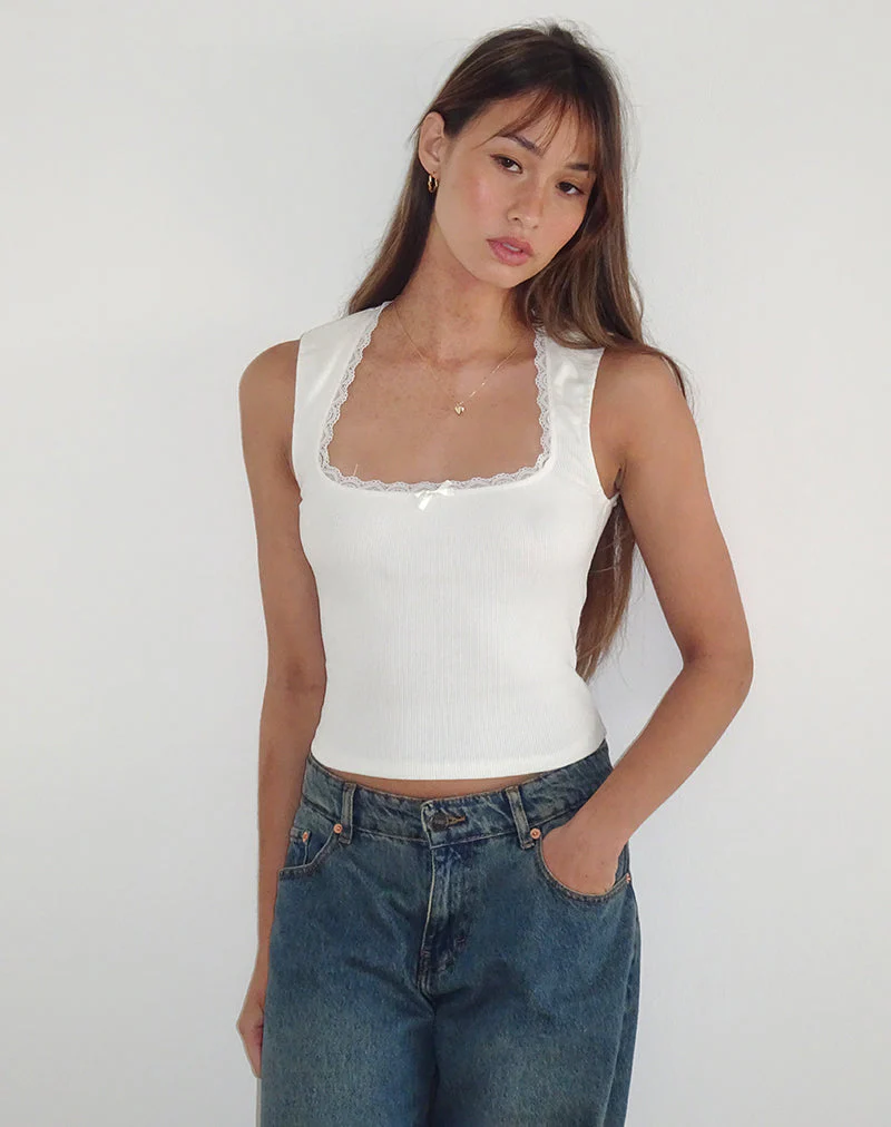 Jinila Top in Off White mit Schleife und Spitzenbesatz - Image 4
