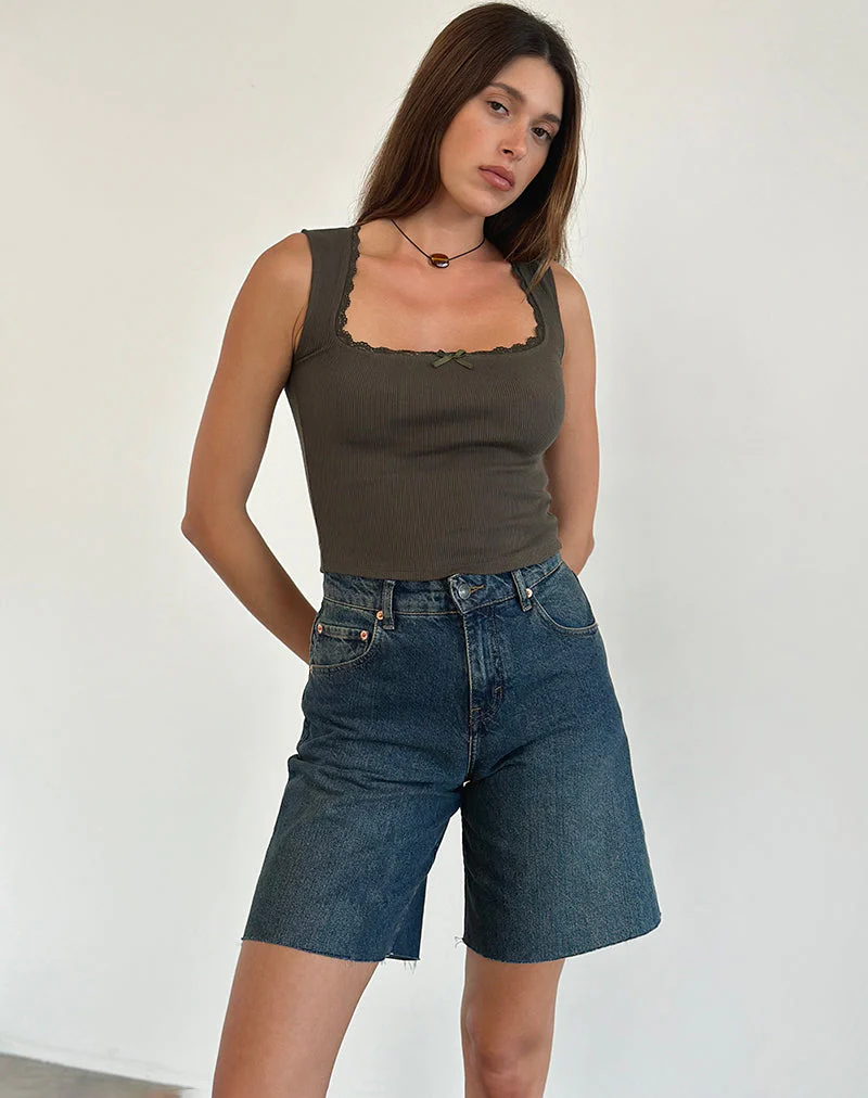 Jinila Top in Olive mit Spitzenbesatz und Schleife - Image 4
