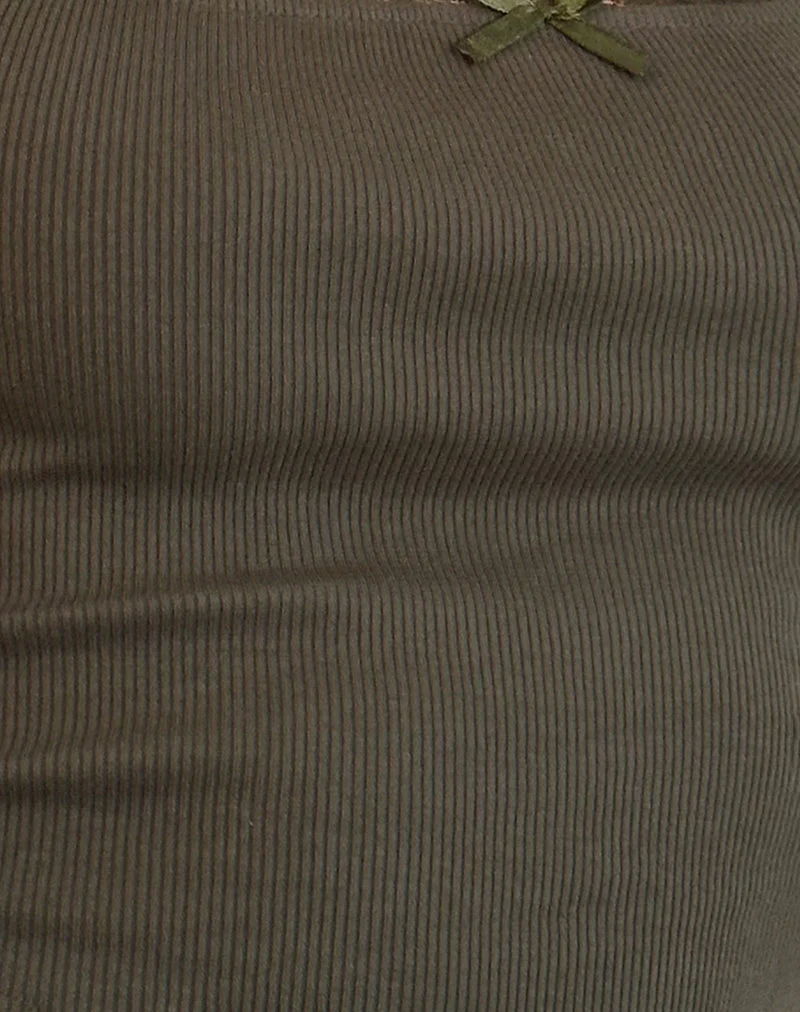 Jinila Top in Olive mit Spitzenbesatz und Schleife - Image 6