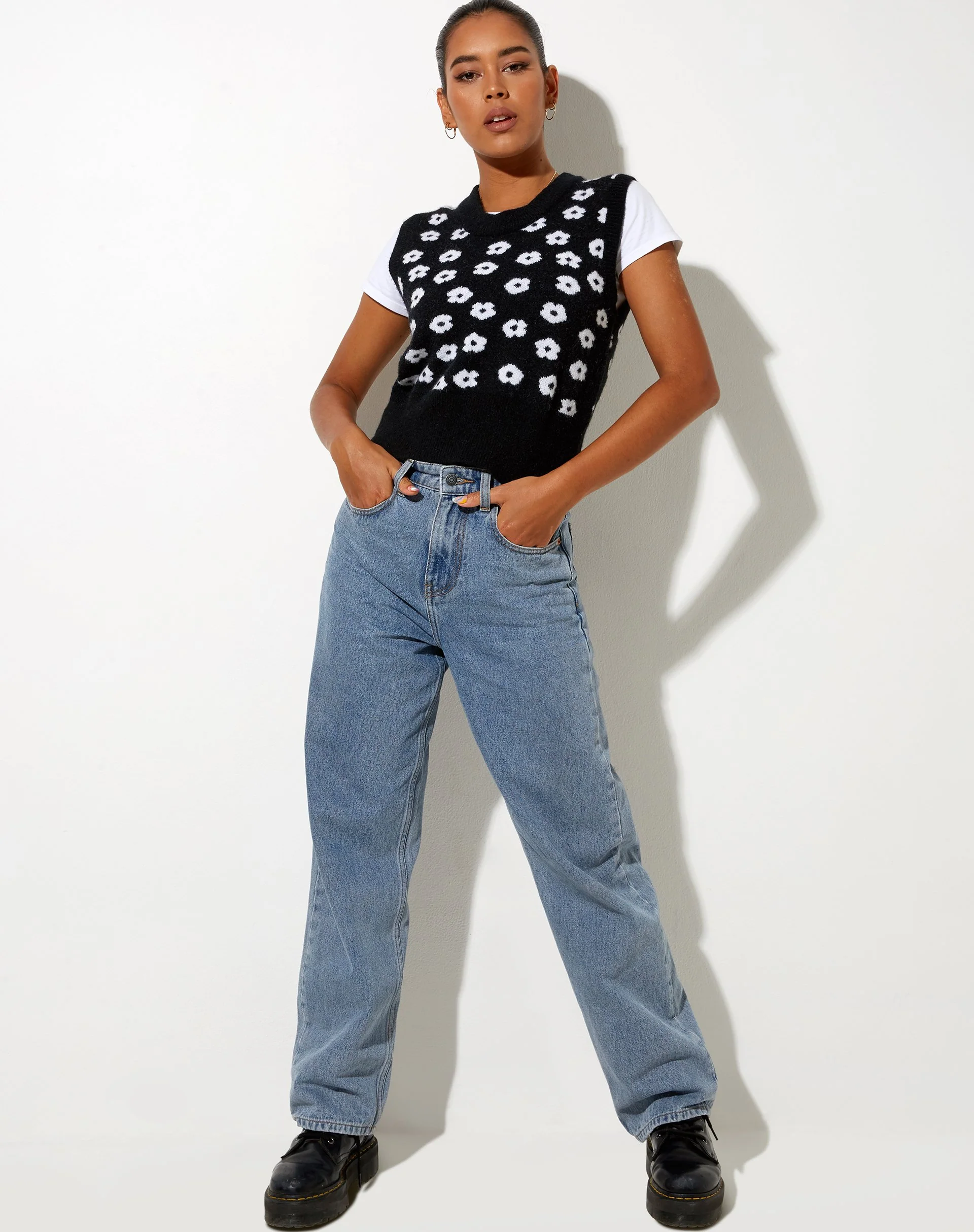 Joker Vest Top aus Strick Schwarz Daisy Weiß - Image 3