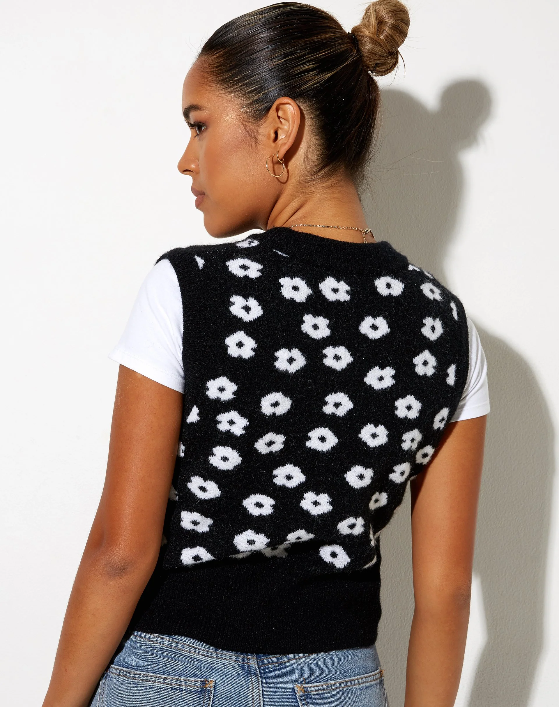 Joker Vest Top aus Strick Schwarz Daisy Weiß - Image 5