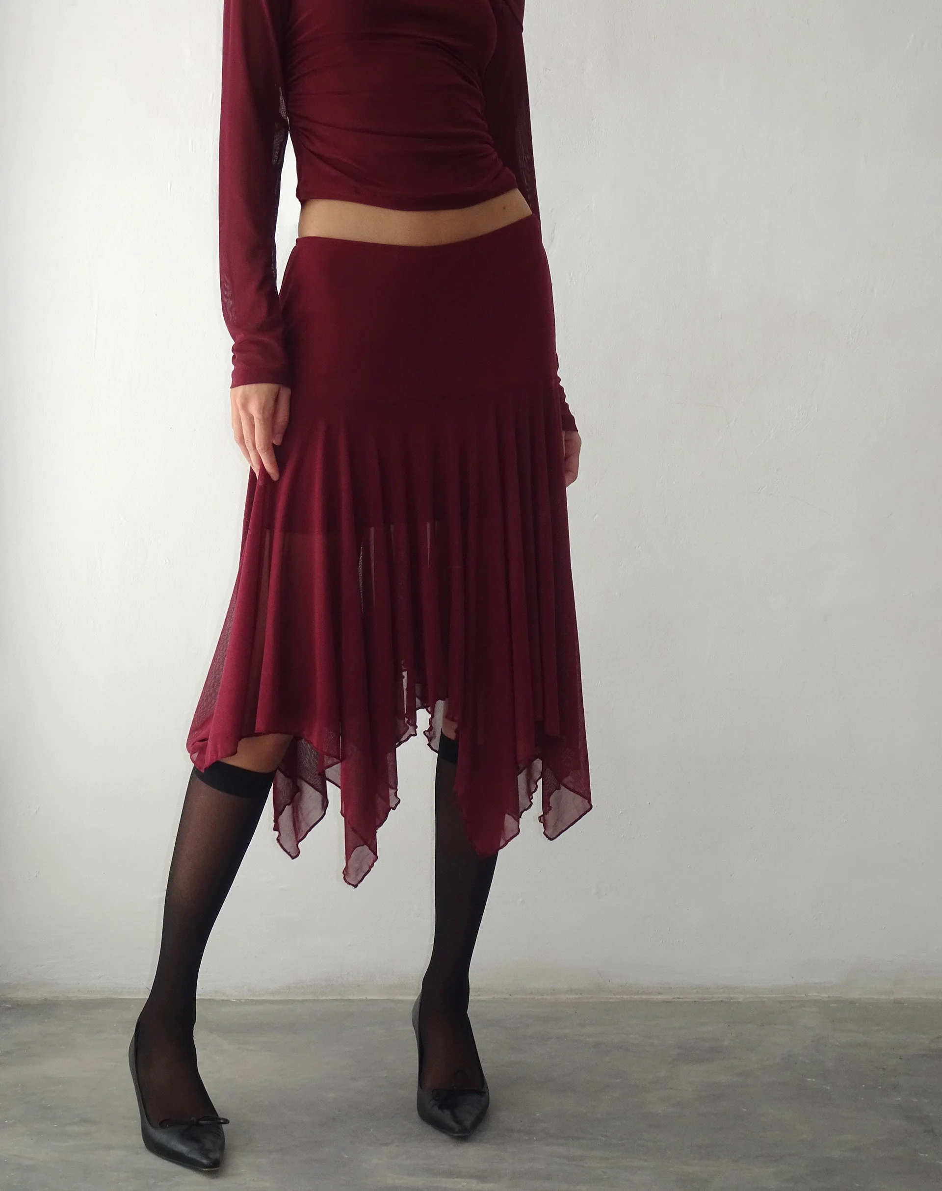 Jovali Midirock mit niedriger Taille aus Mesh in Maroon - Image 4
