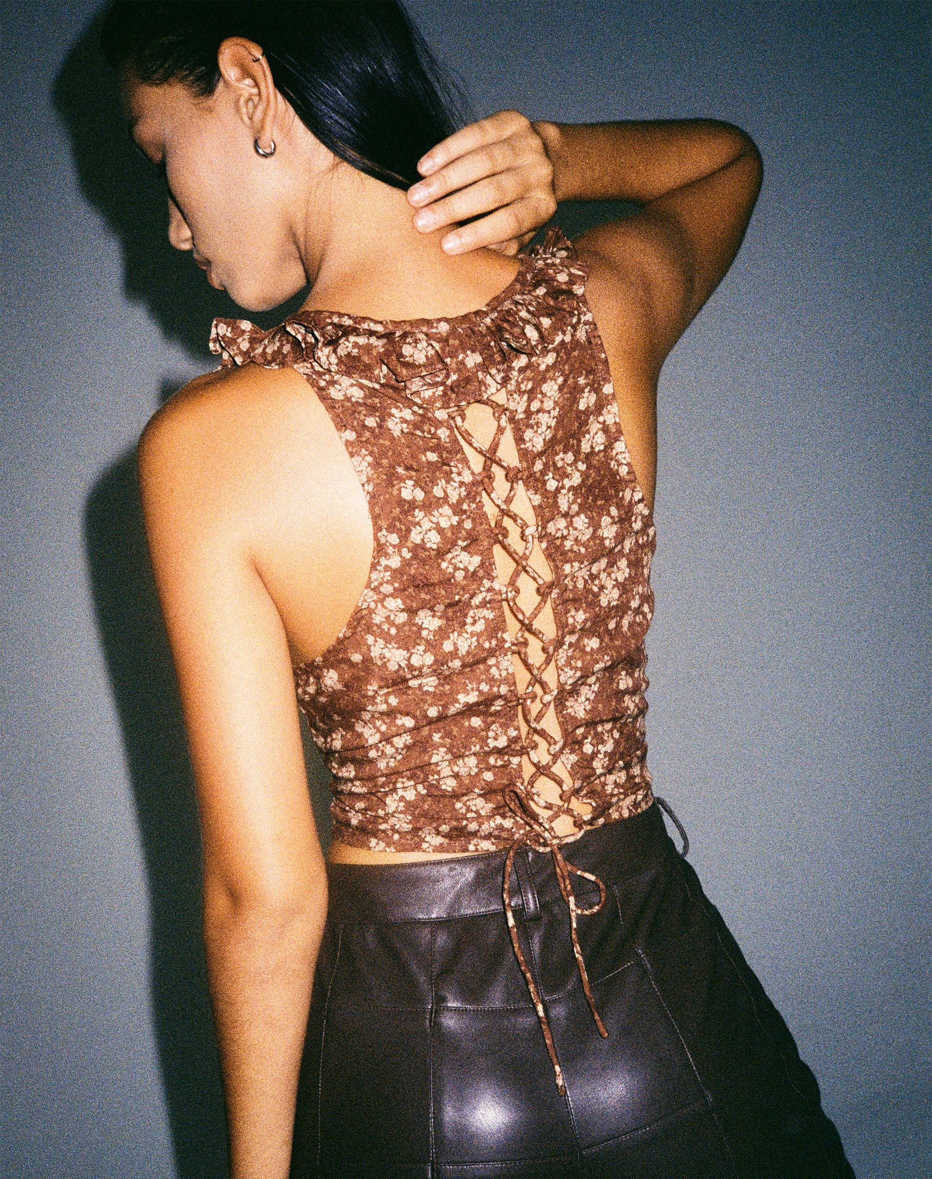Julka Cami Top in erdig-blumigem Braun - Image 2