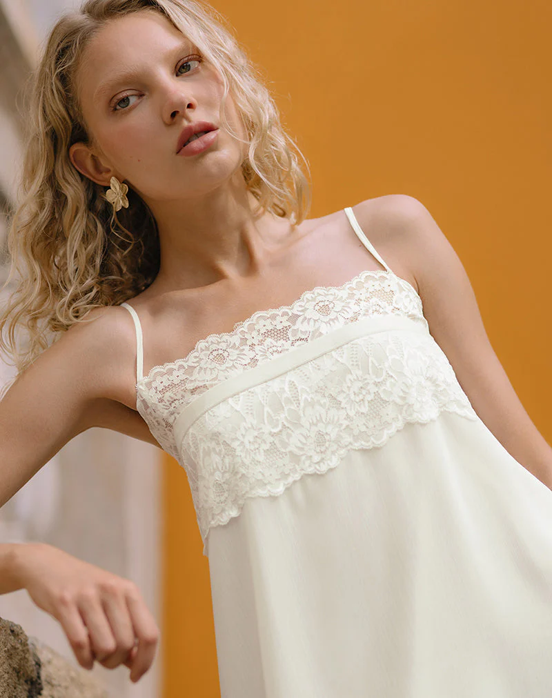 Juvia Babydoll-Minikleid aus Chiffon in Elfenbein - Image 2