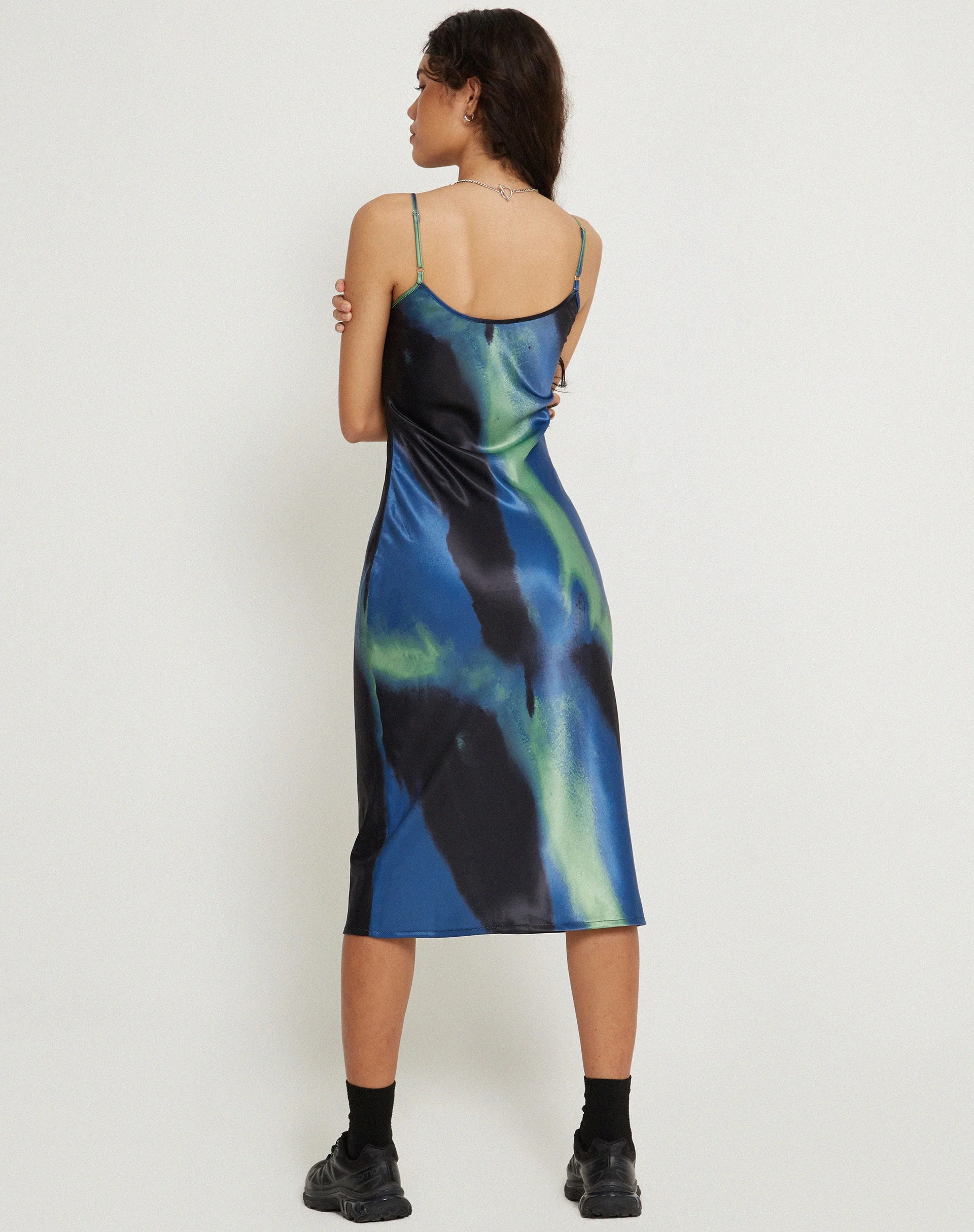 Juvina Midikleid aus Satin Watercolour Navy - Image 2