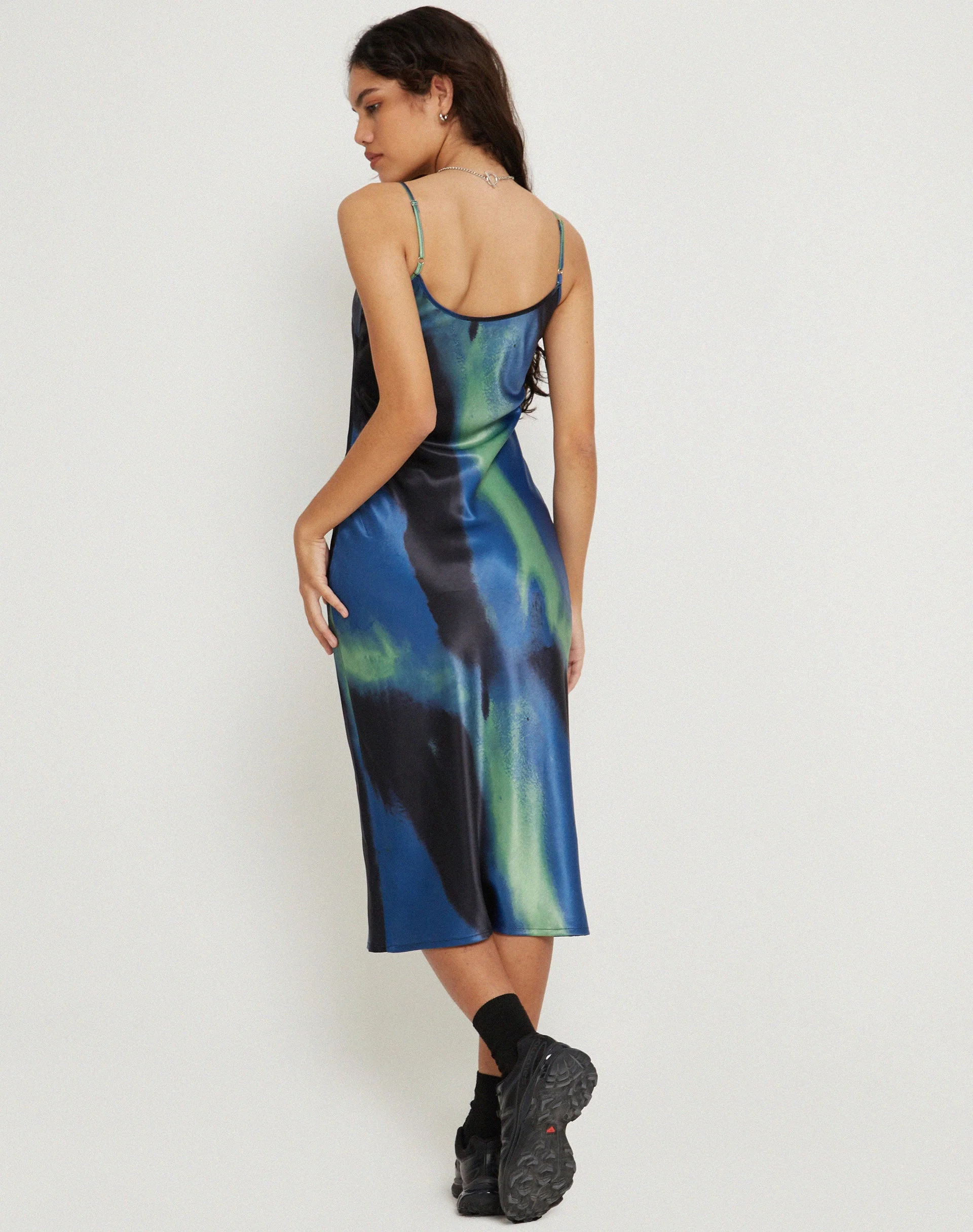 Juvina Midikleid aus Satin Watercolour Navy - Image 3