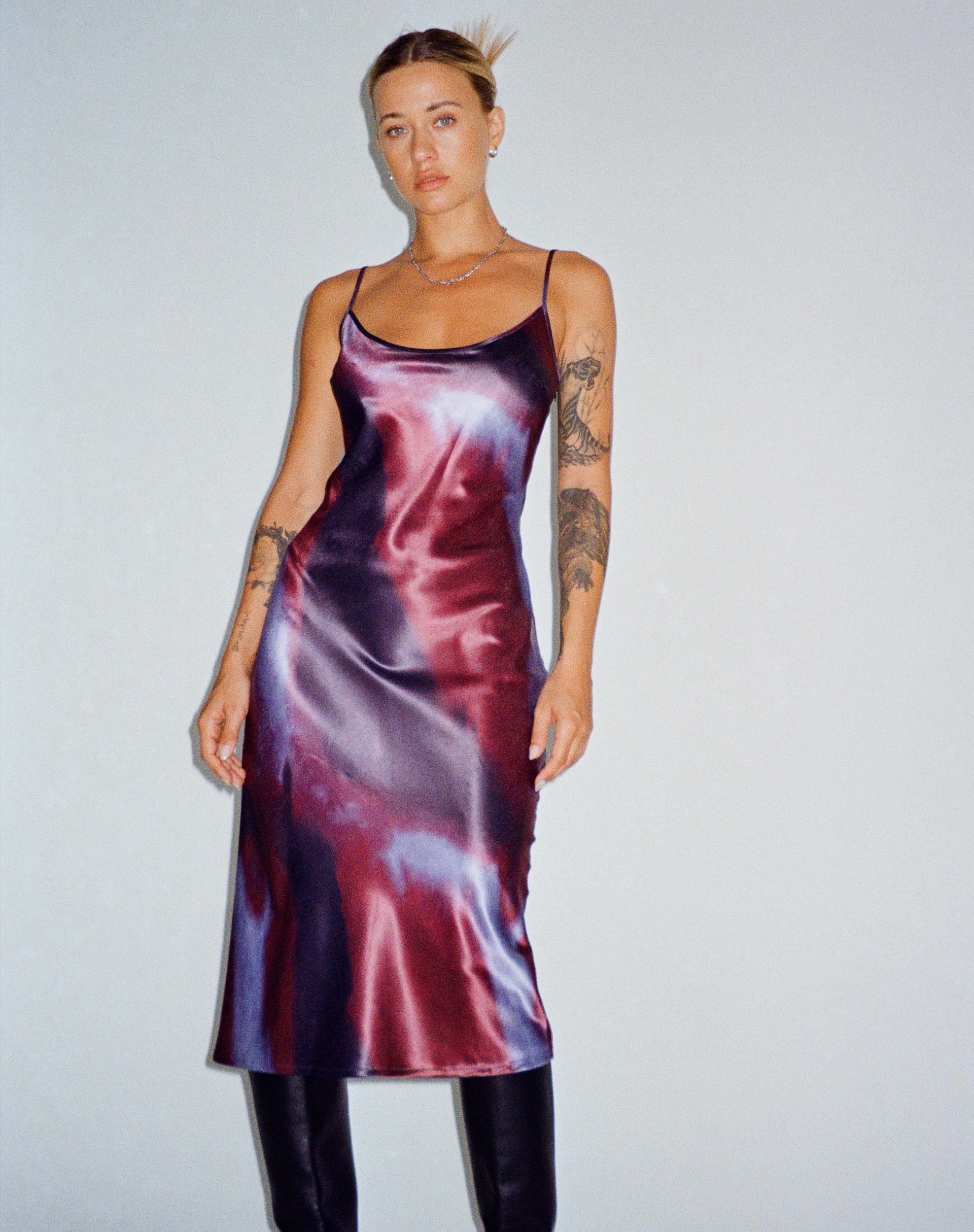 Juvina Midikleid aus Satin Watercolour Pflaume