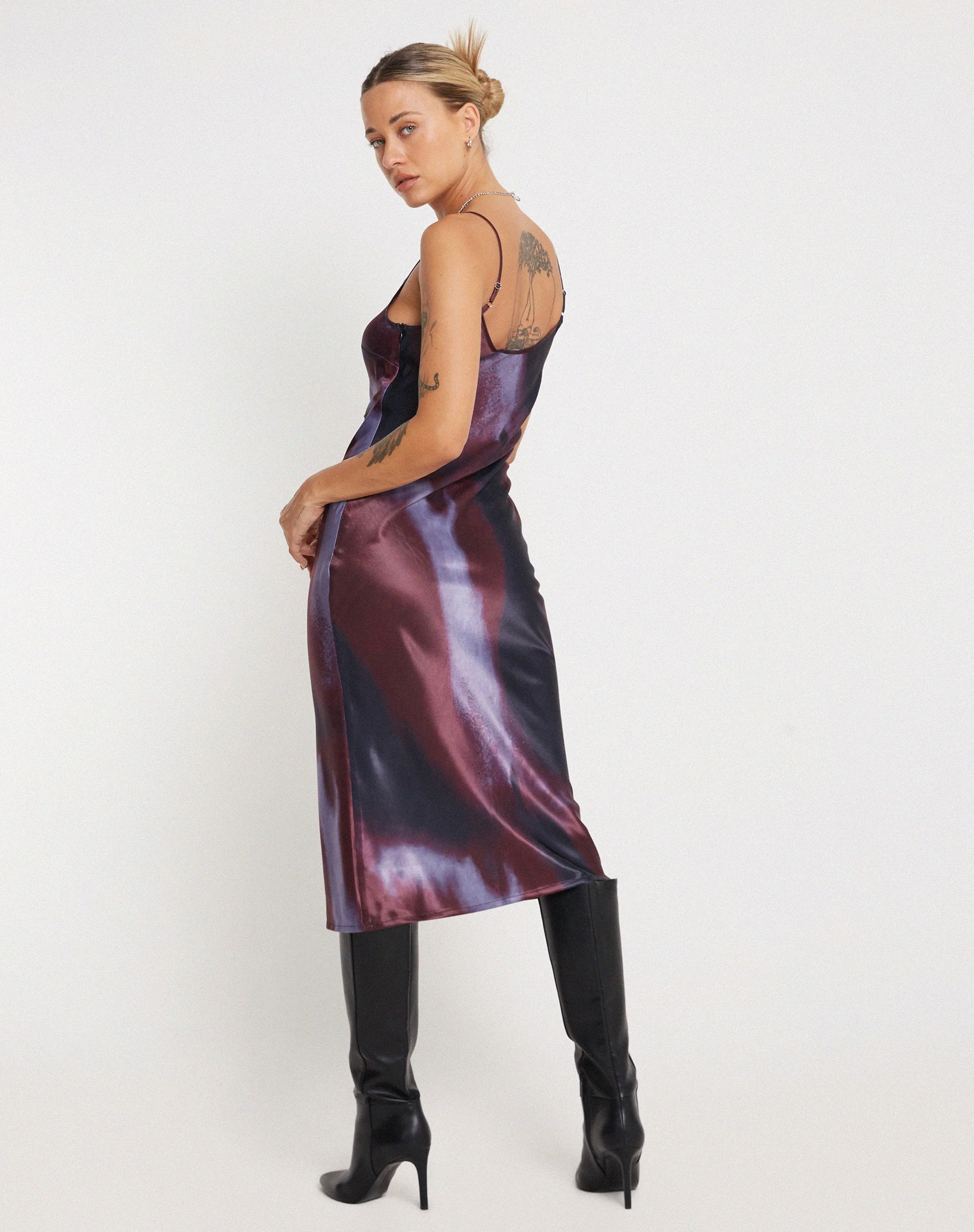 Juvina Midikleid aus Satin Watercolour Pflaume - Image 5
