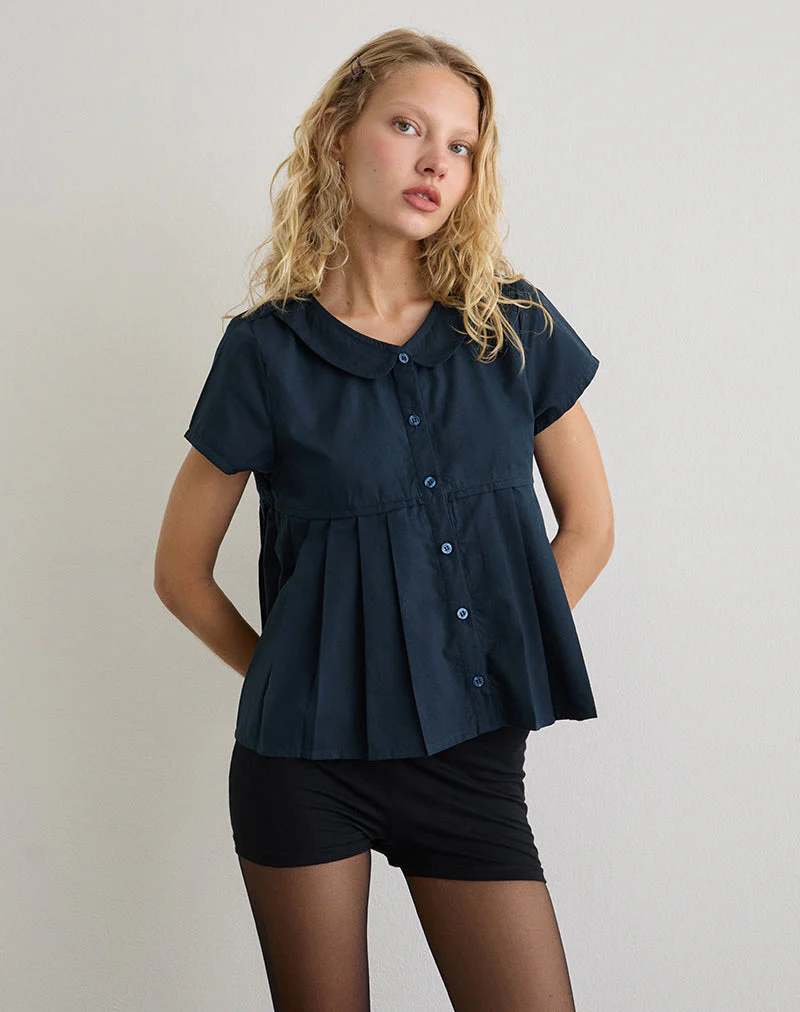 Kaelis Faltenbluse aus Popeline Dunkelmarine - Image 3