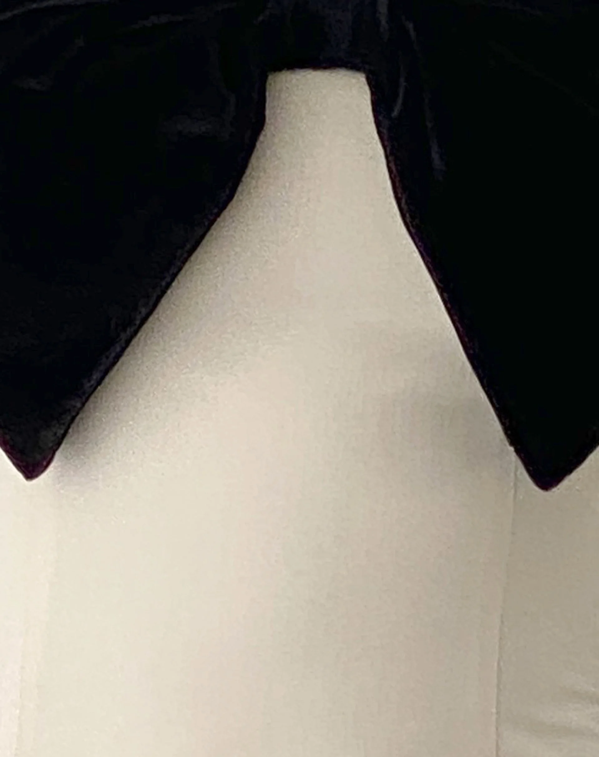 Kagiso Bandeau-Minikleid mit überdimensionaler Samtschleife in Elfenbein - Image 6