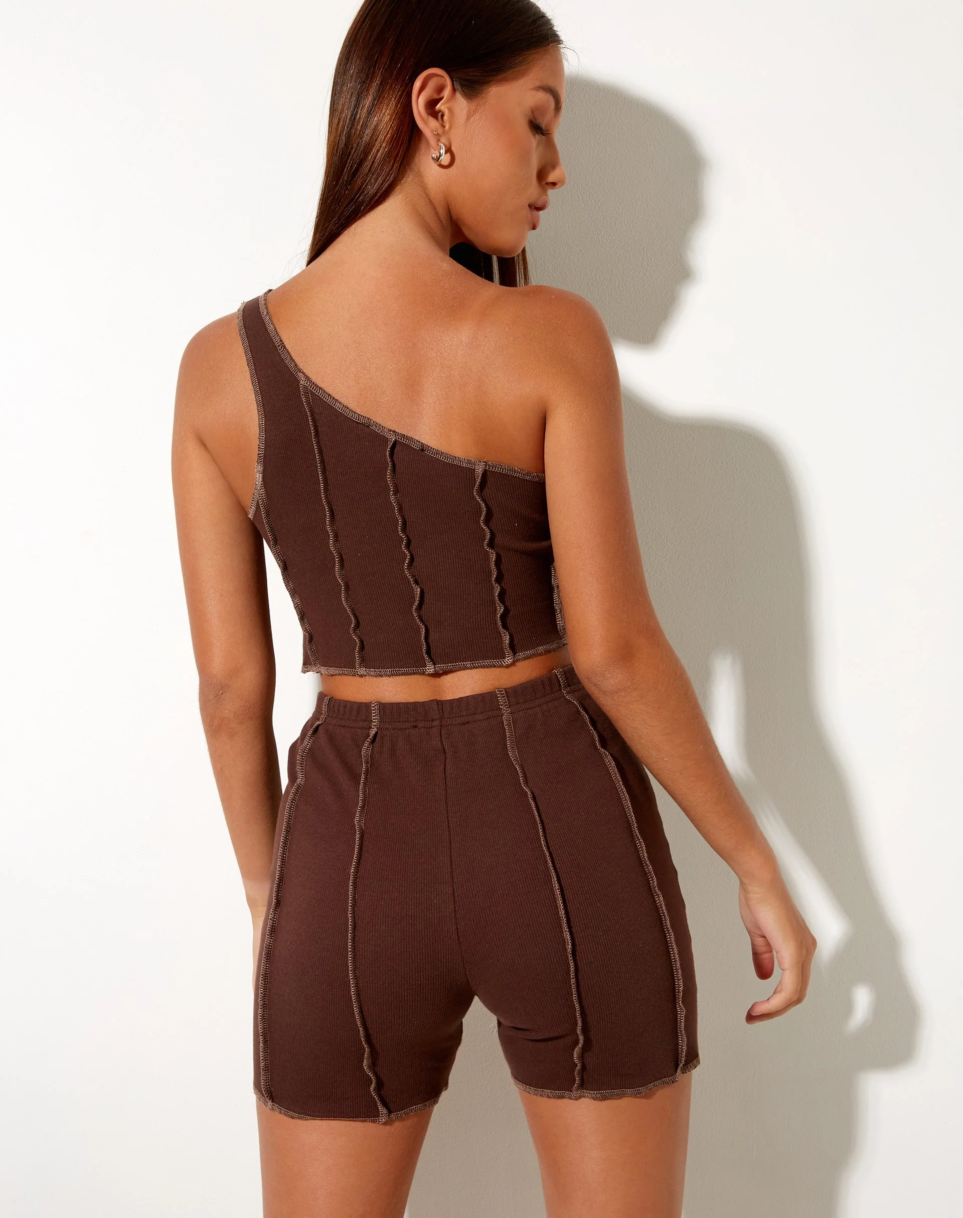 Kala Shorts in Rippe Deep Mahogany mit braunen Nähten - Image 2