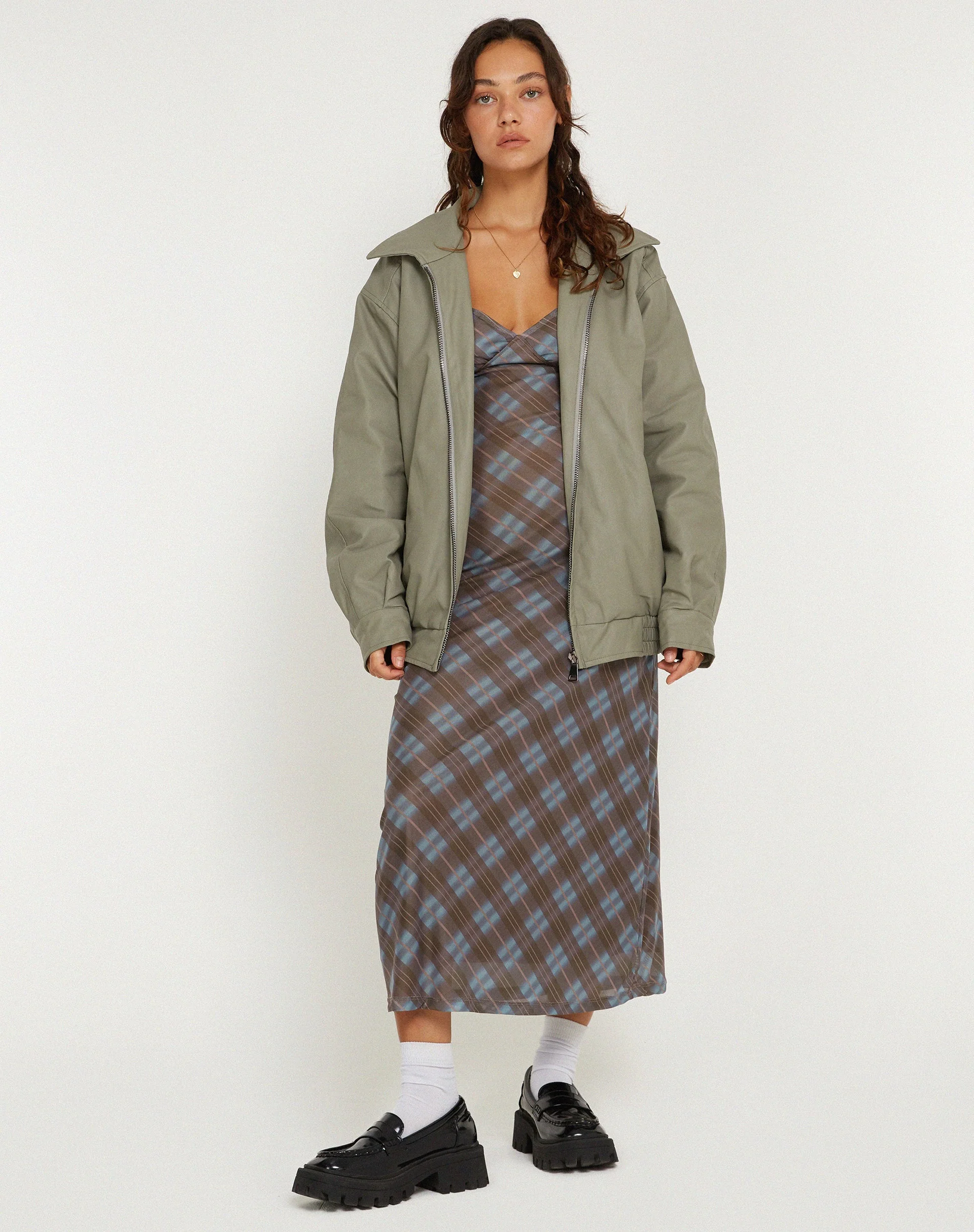 Kalana Midikleid in Grün Unscharfes Karo Dunkeloliv - Image 5
