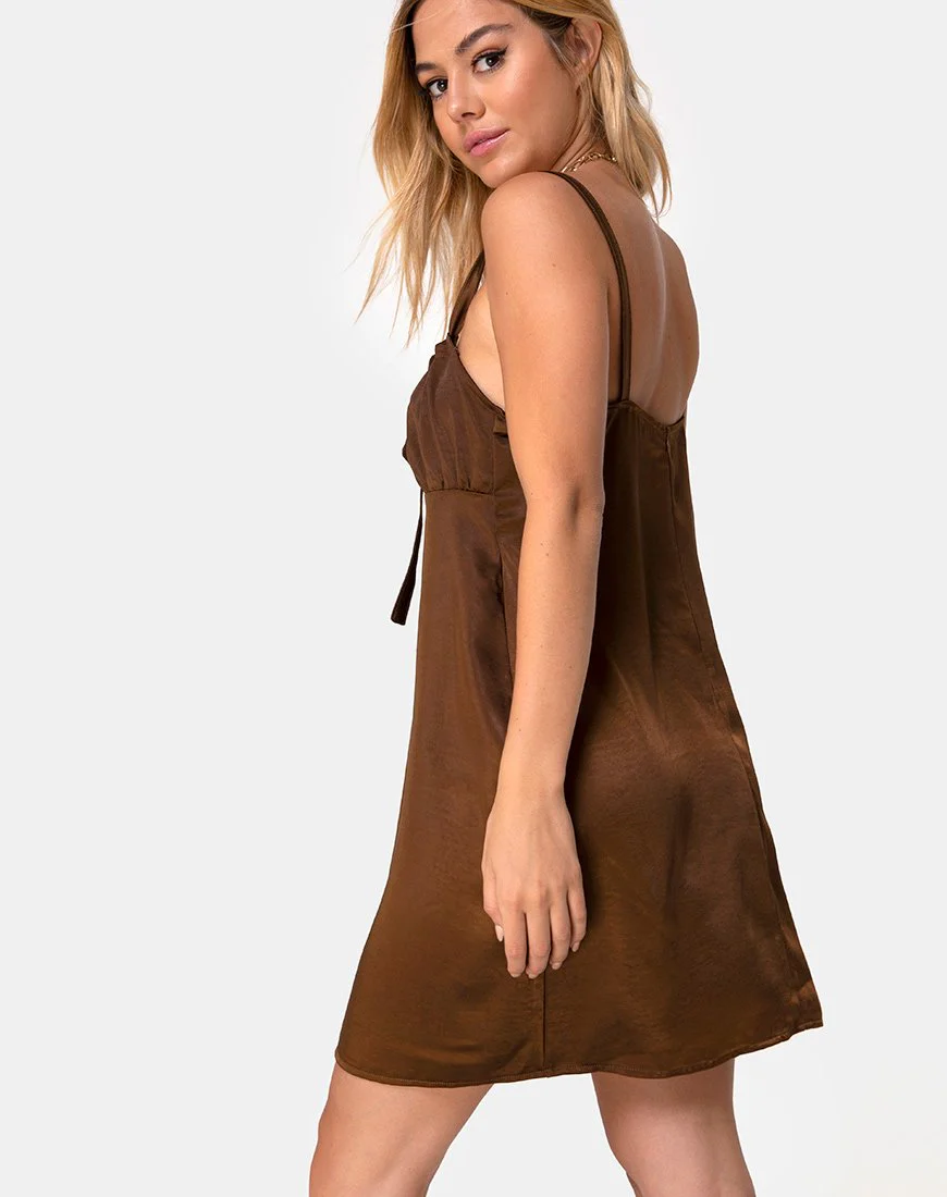 Kamalia Schlupfkleid aus braunem Satin - Image 2