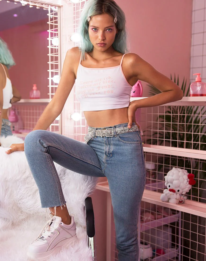 Kamla Crop Top in Weiß mit Roses Are Red Text X Top Girl - Image 5