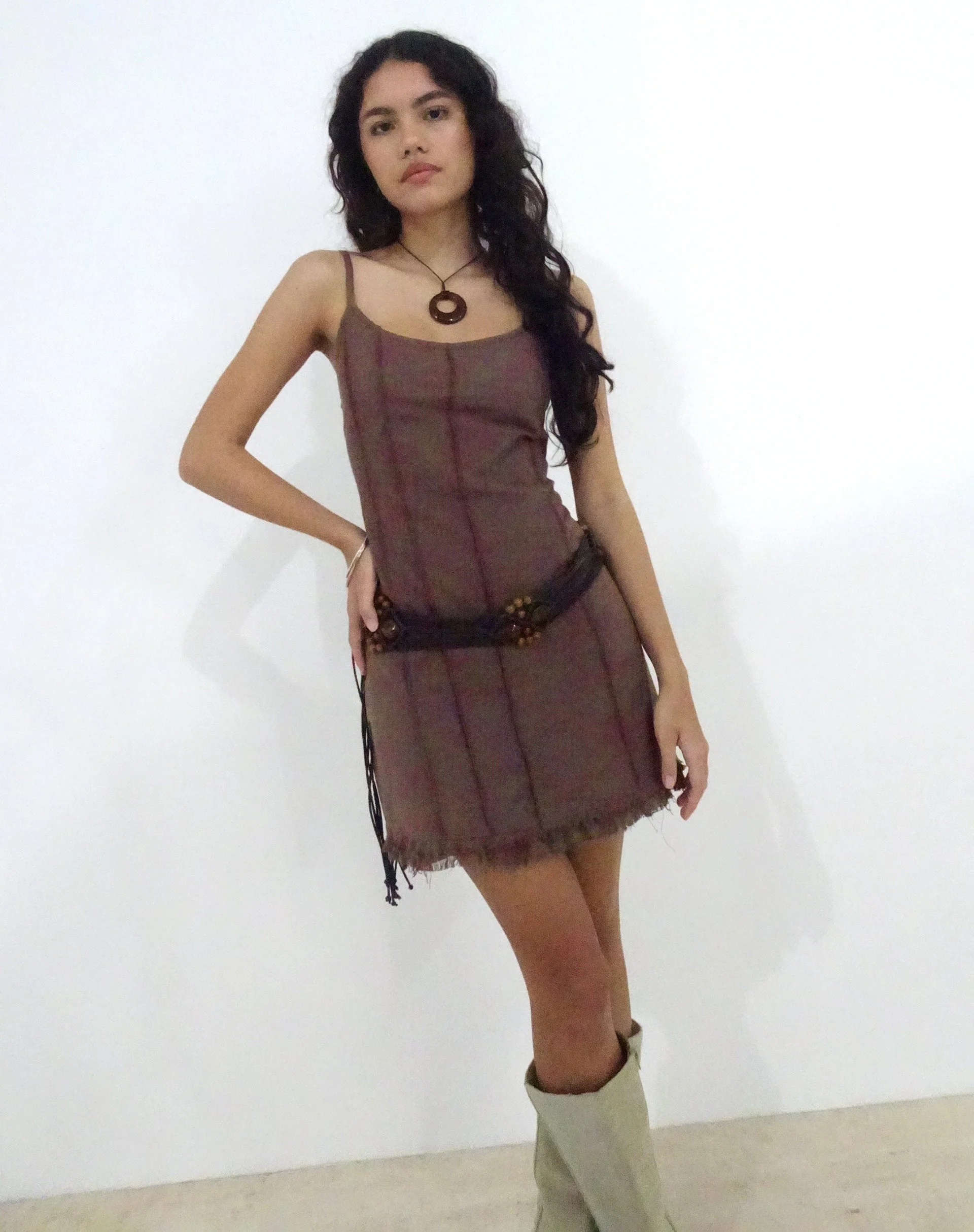 Kaneisa Pintuck Mini Slip Kleid in Deep Taupe - Image 2