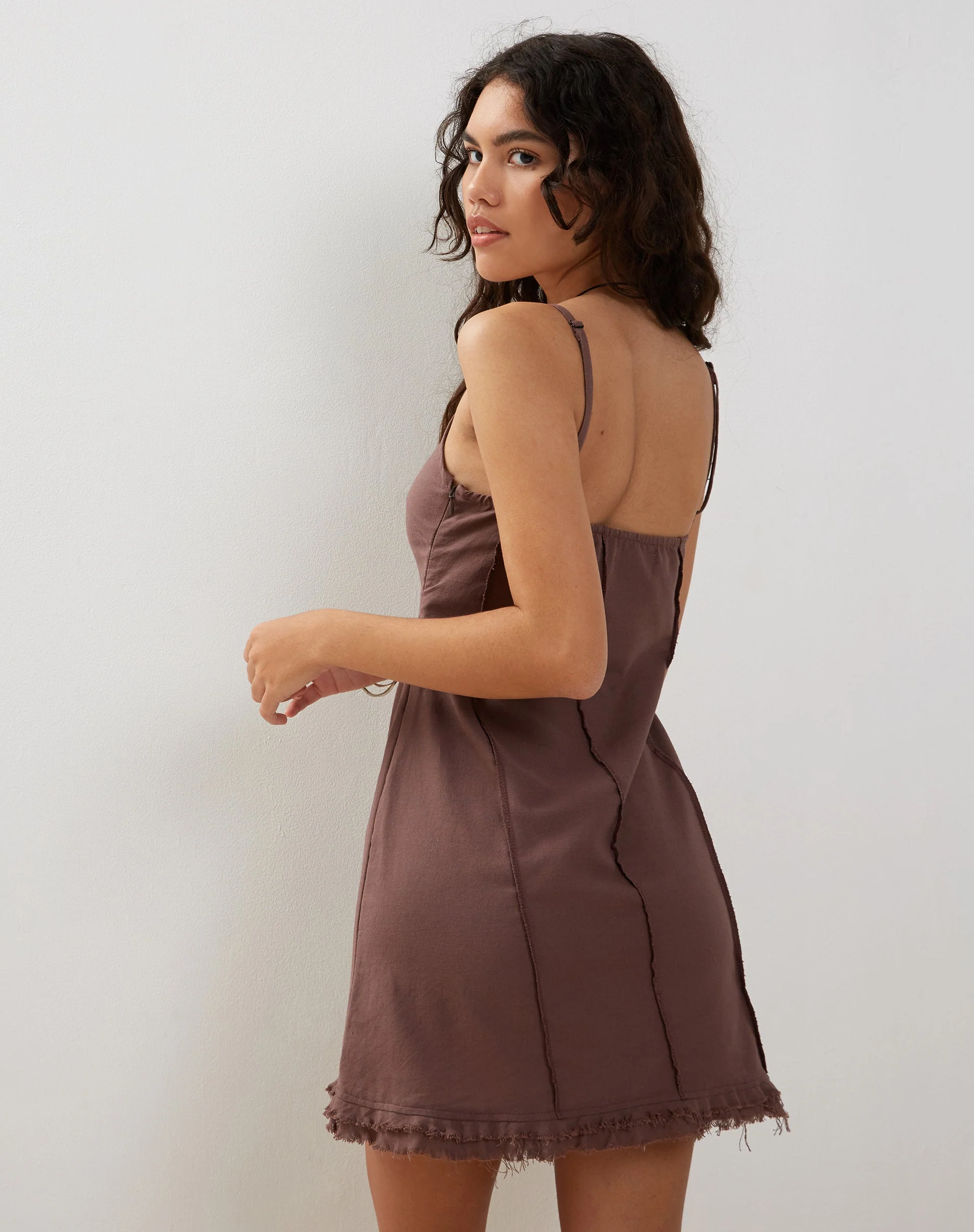Kaneisa Pintuck Mini Slip Kleid in Deep Taupe - Image 7