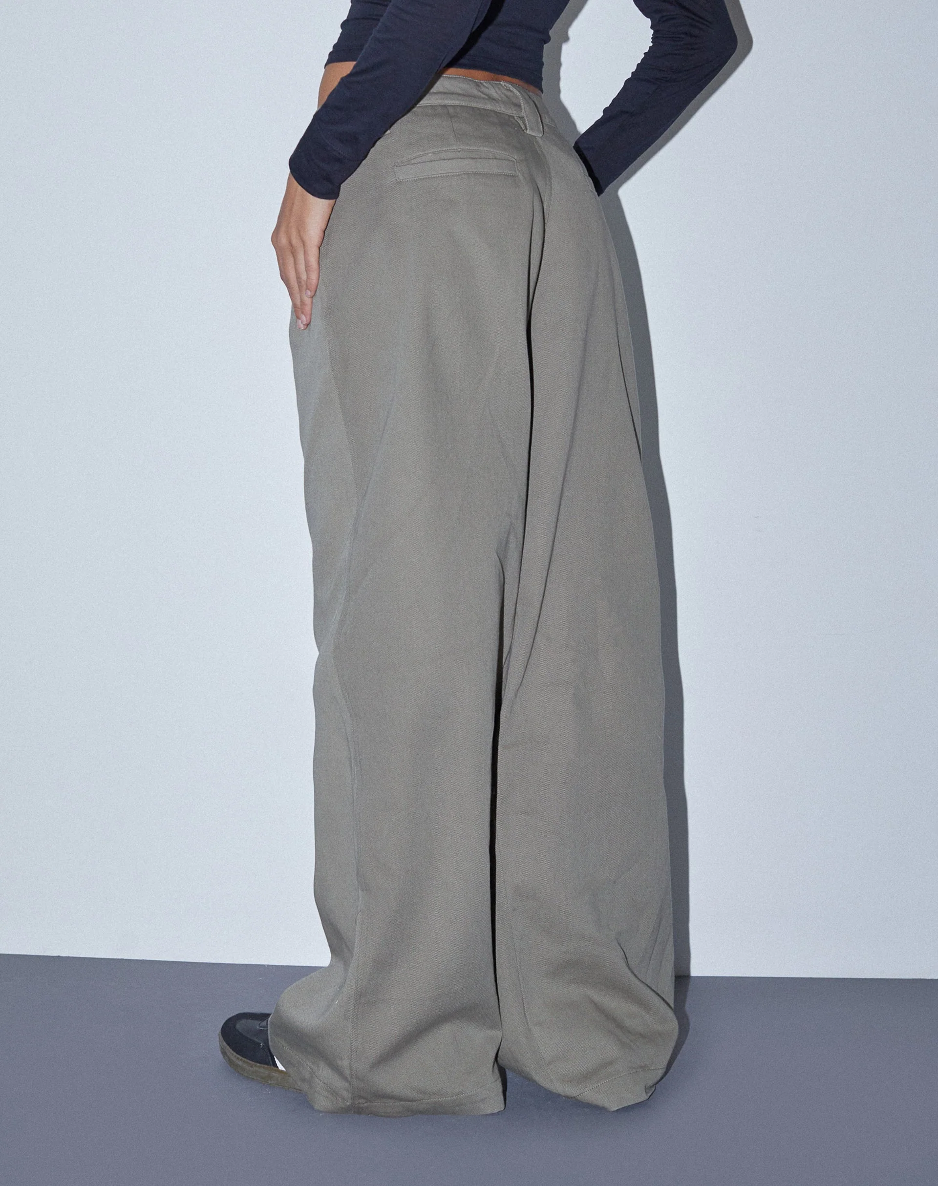 Kaomy Hose mit weitem Bein in Schiefergrün - Image 3
