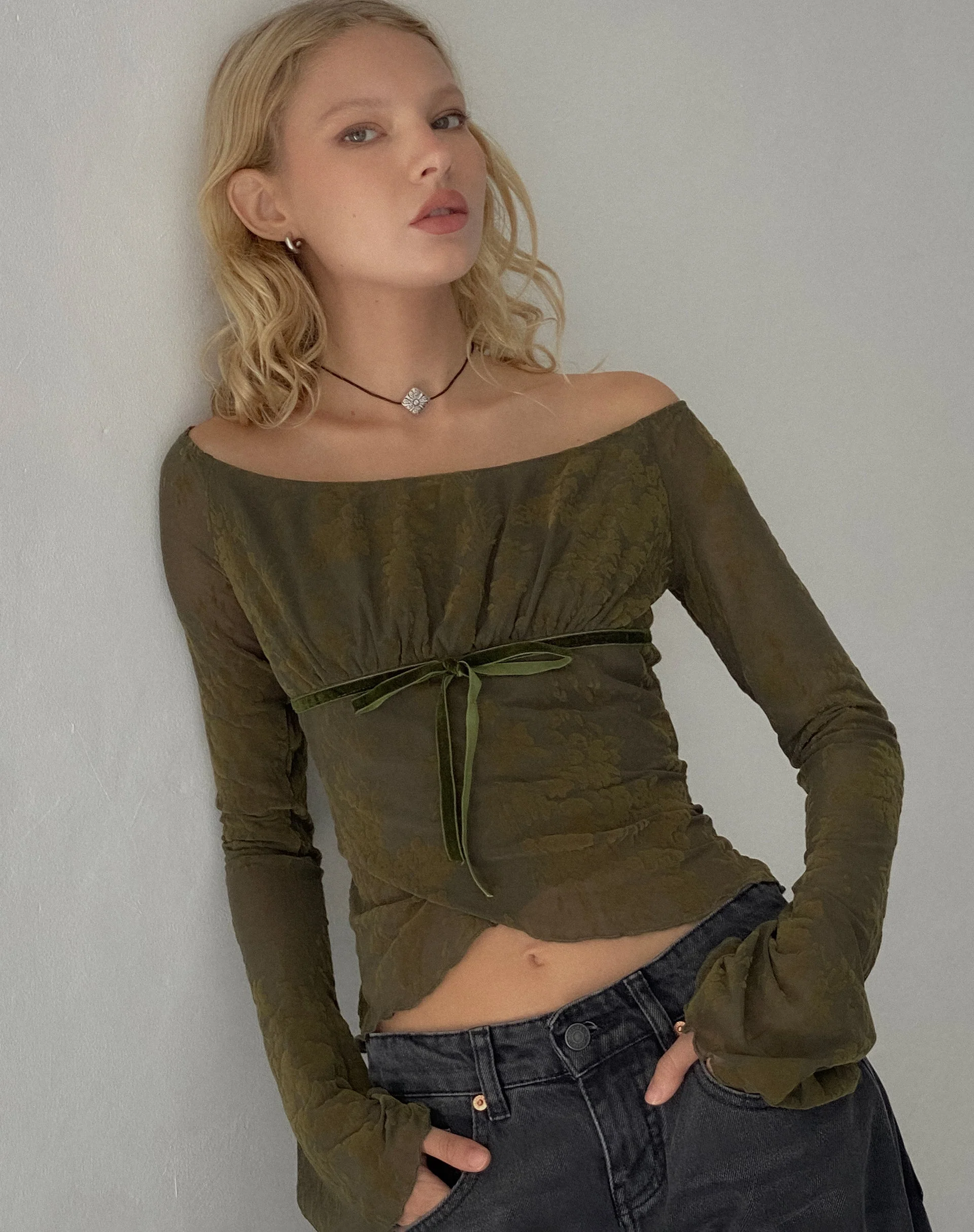 Kareena Bardot-Top mit langen Ärmeln in abstraktem Botanic Dark Olive - Image 4