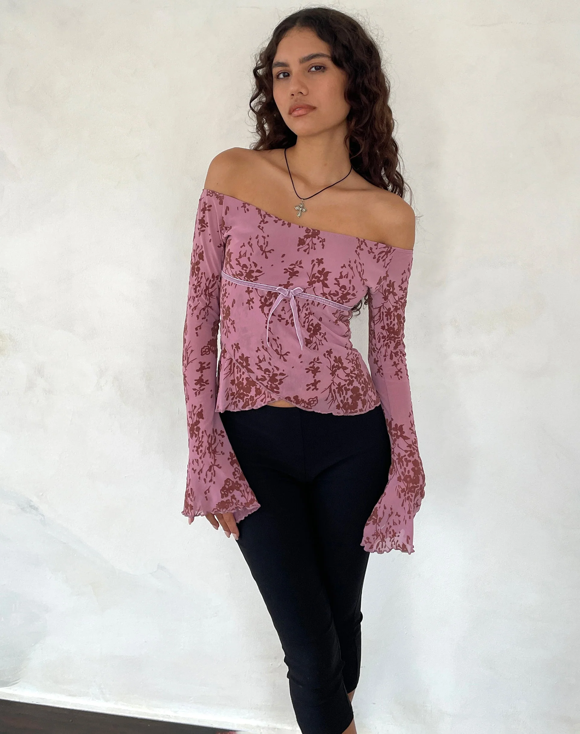 Kareena Langärmeliges Bardot-Top in abstraktem Botanic Mauve - Image 4