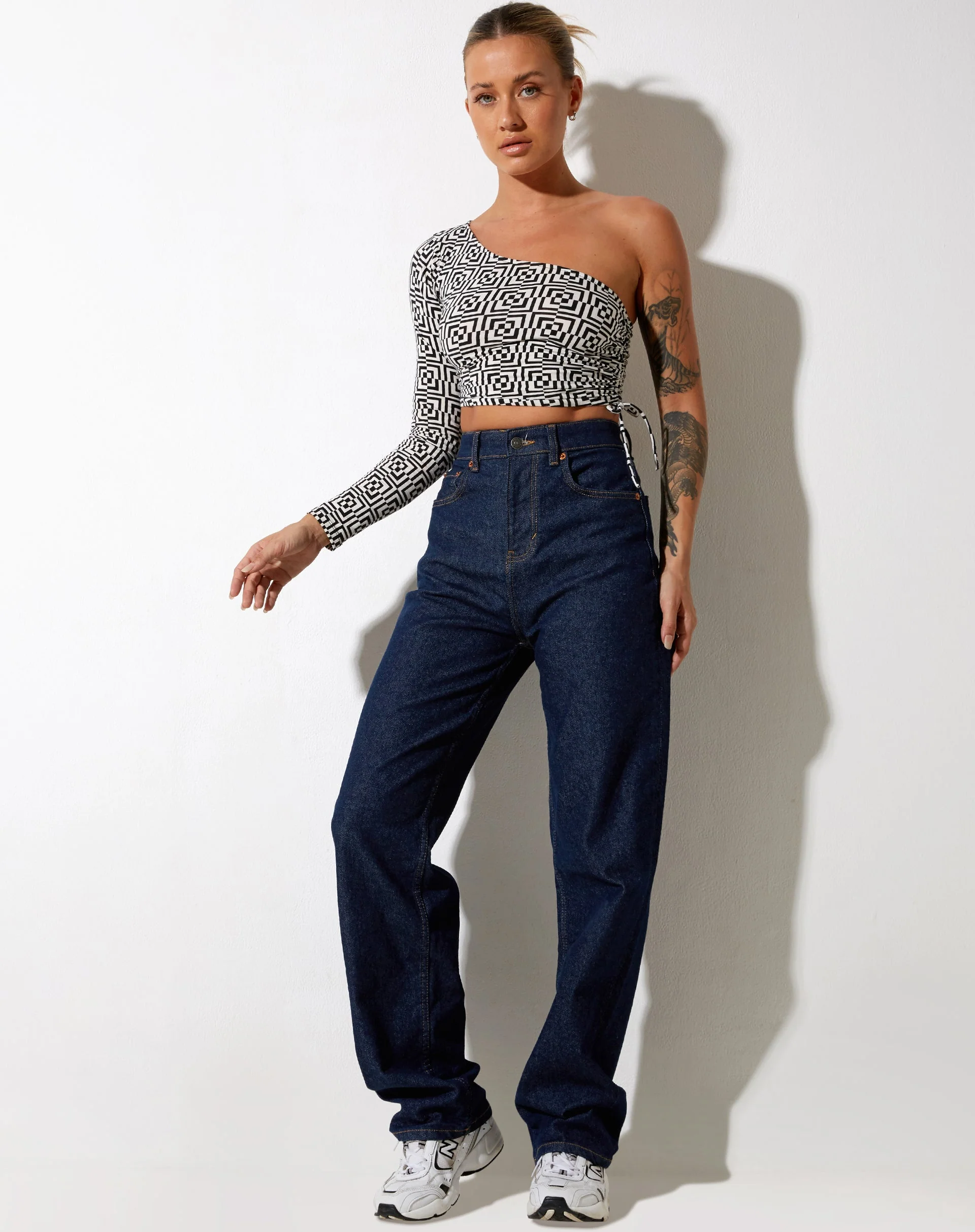 Karine Crop Top in Schwarz-Weiß mit quadratischer Optik - Image 3