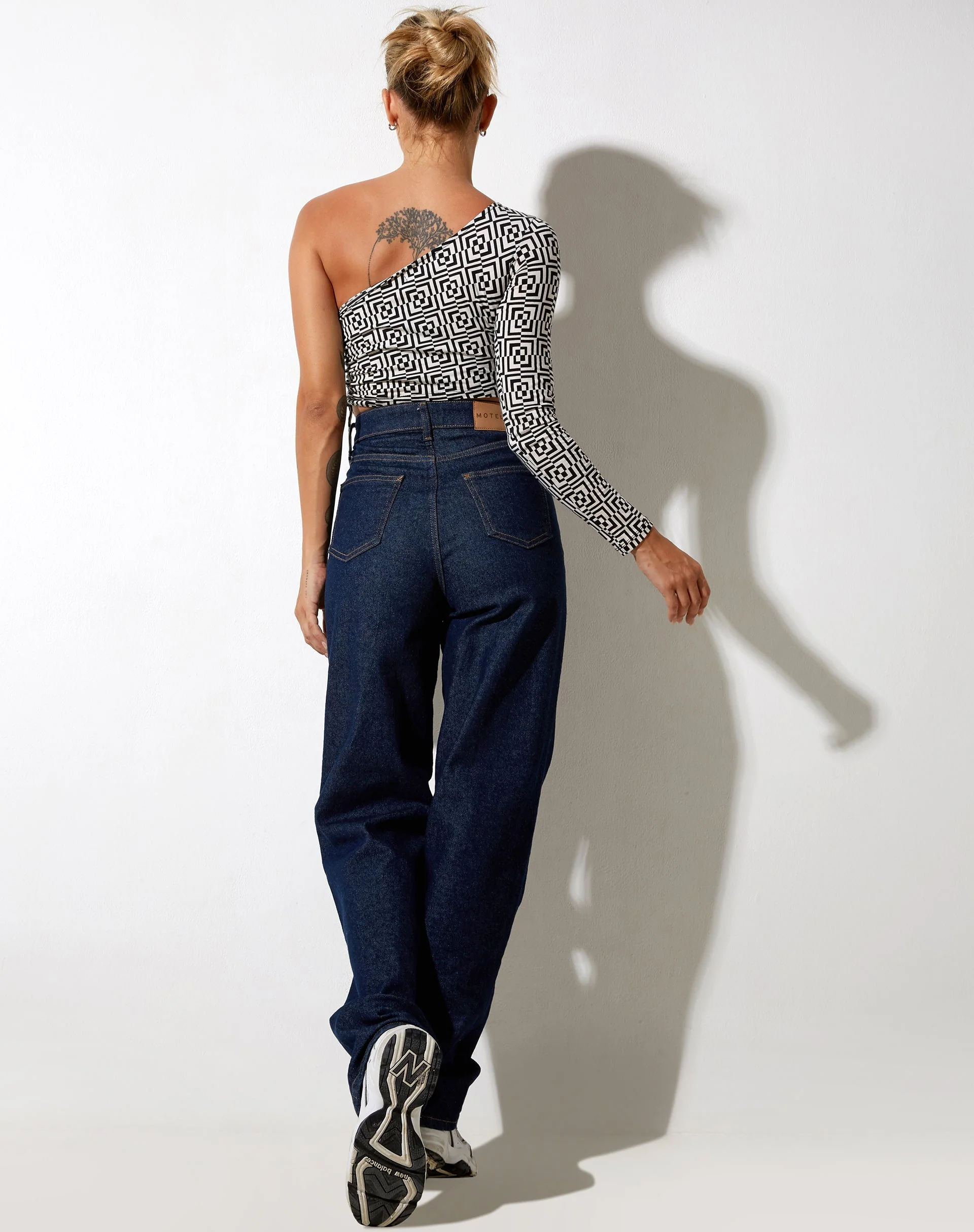 Karine Crop Top in Schwarz-Weiß mit quadratischer Optik - Image 5