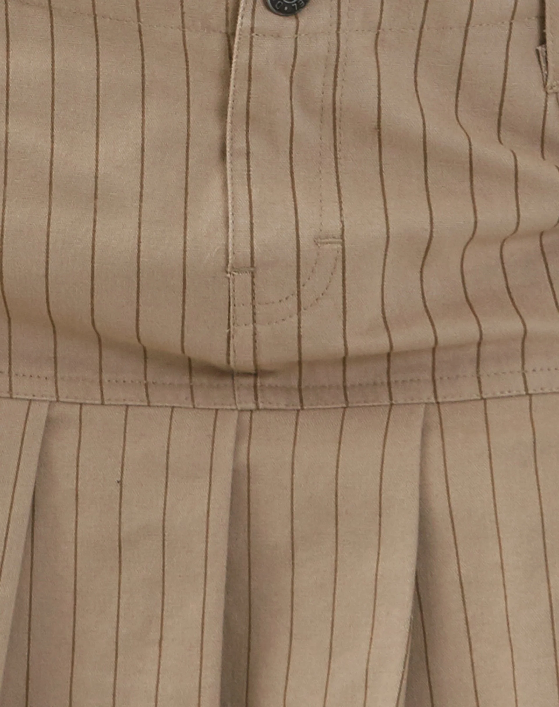Keripa Faltenminirock mit tiefem Ausschnitt in Stone Pinstripe - Image 6