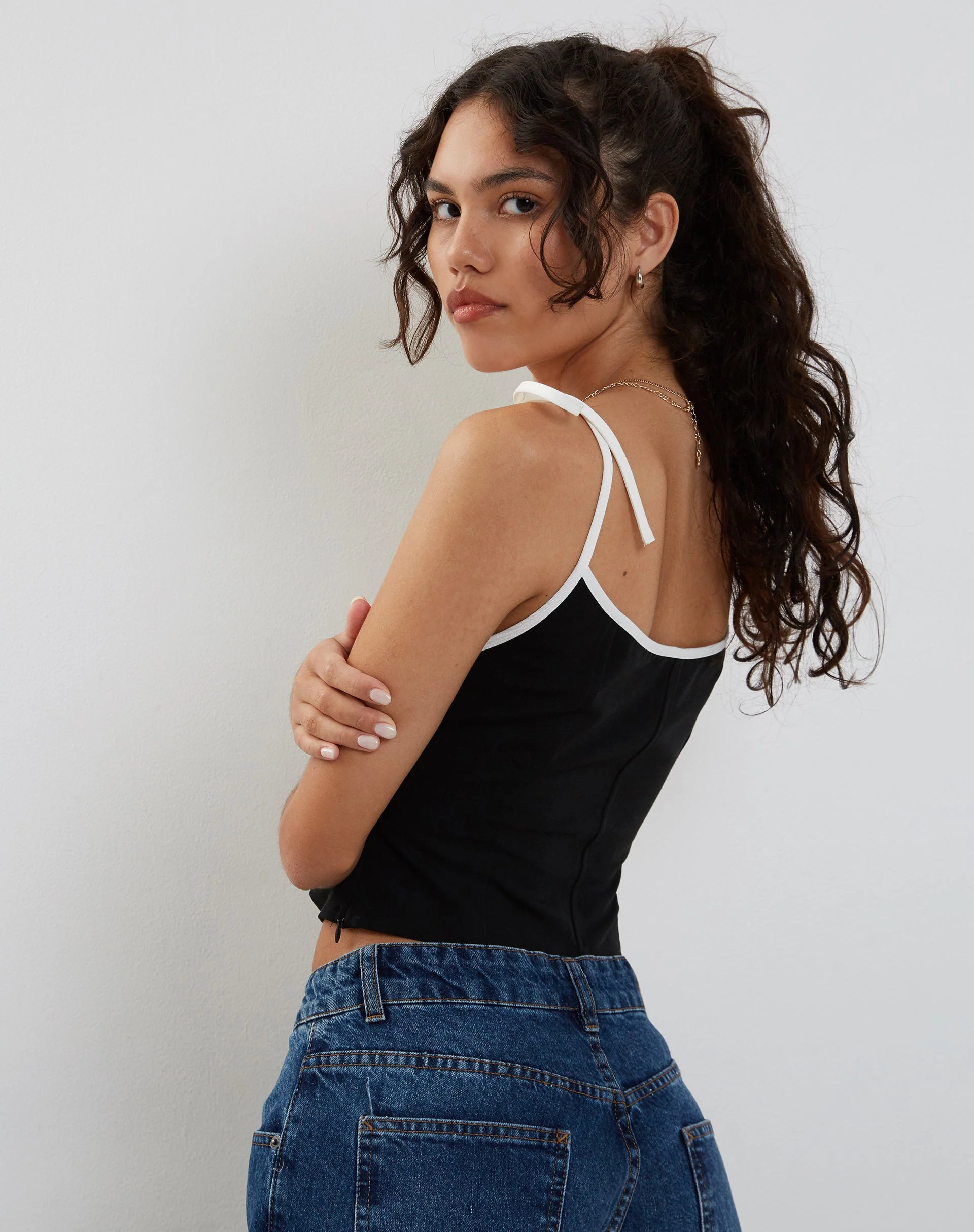 Kiona Korsett-Top in Schwarz mit weißer Borte - Image 4