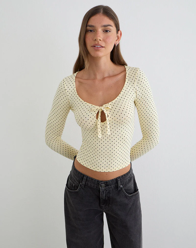 Kline Langarm-Oberteil mit Schleife vorne aus Rayon-Jersey mit Mikro-Polka-Muster in Creme